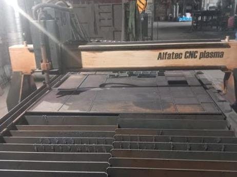 Vista frontal de la máquina ALFATEC CNC 1,5x3M PROFI
