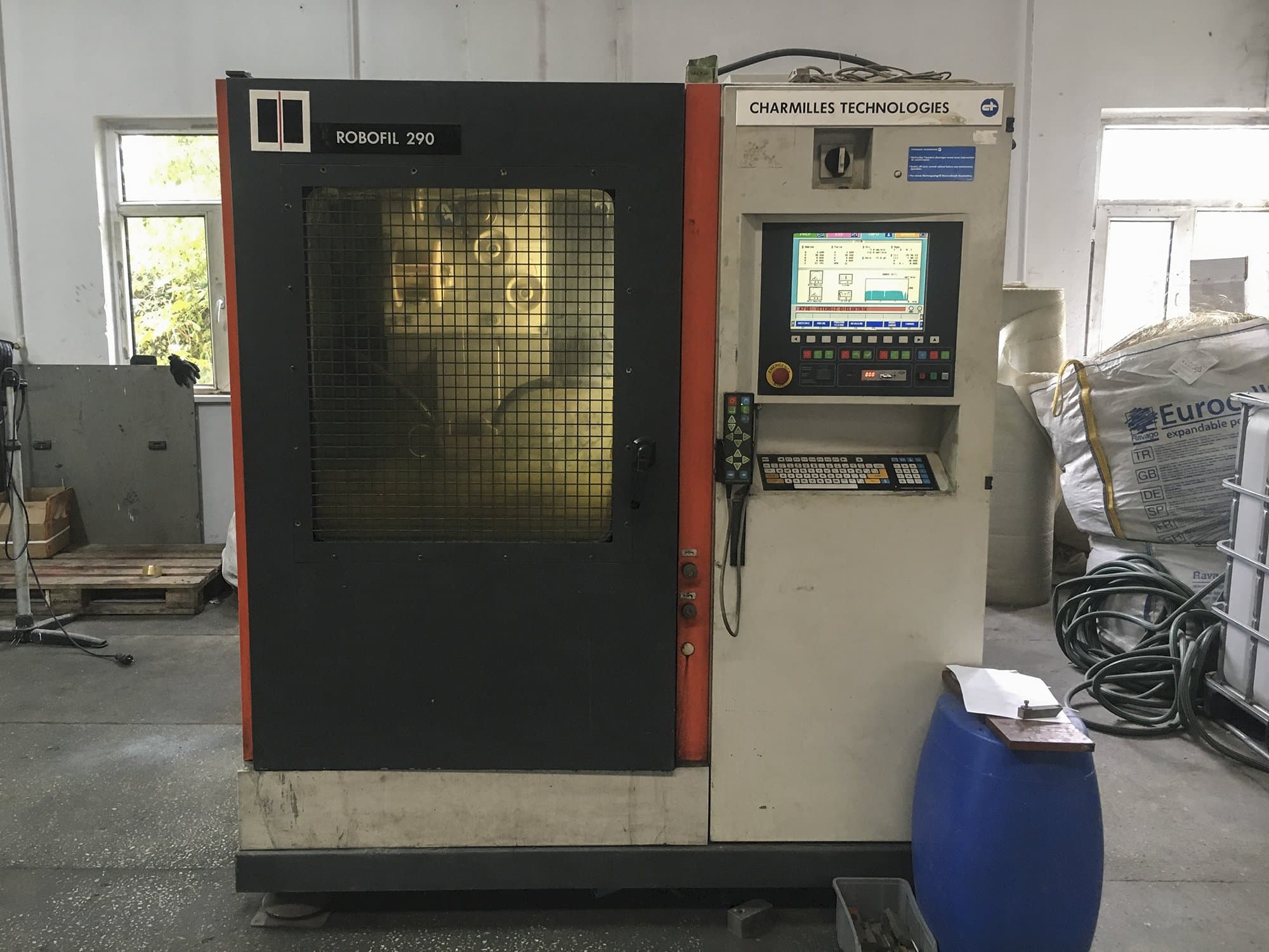Vista frontal de la máquina CHARMILLES ROBOFIL 290