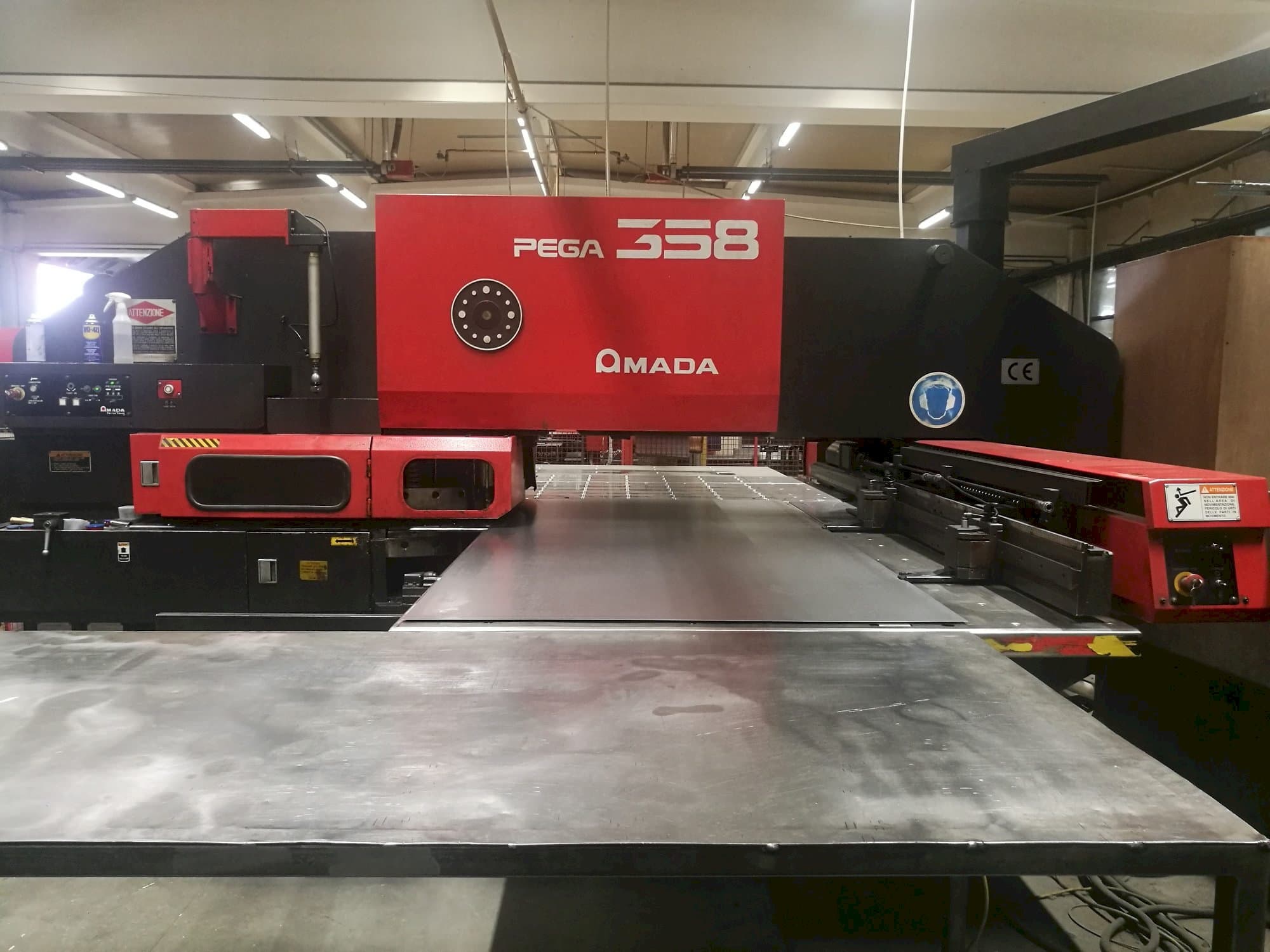 Vista frontal de la máquina AMADA PEGA 358