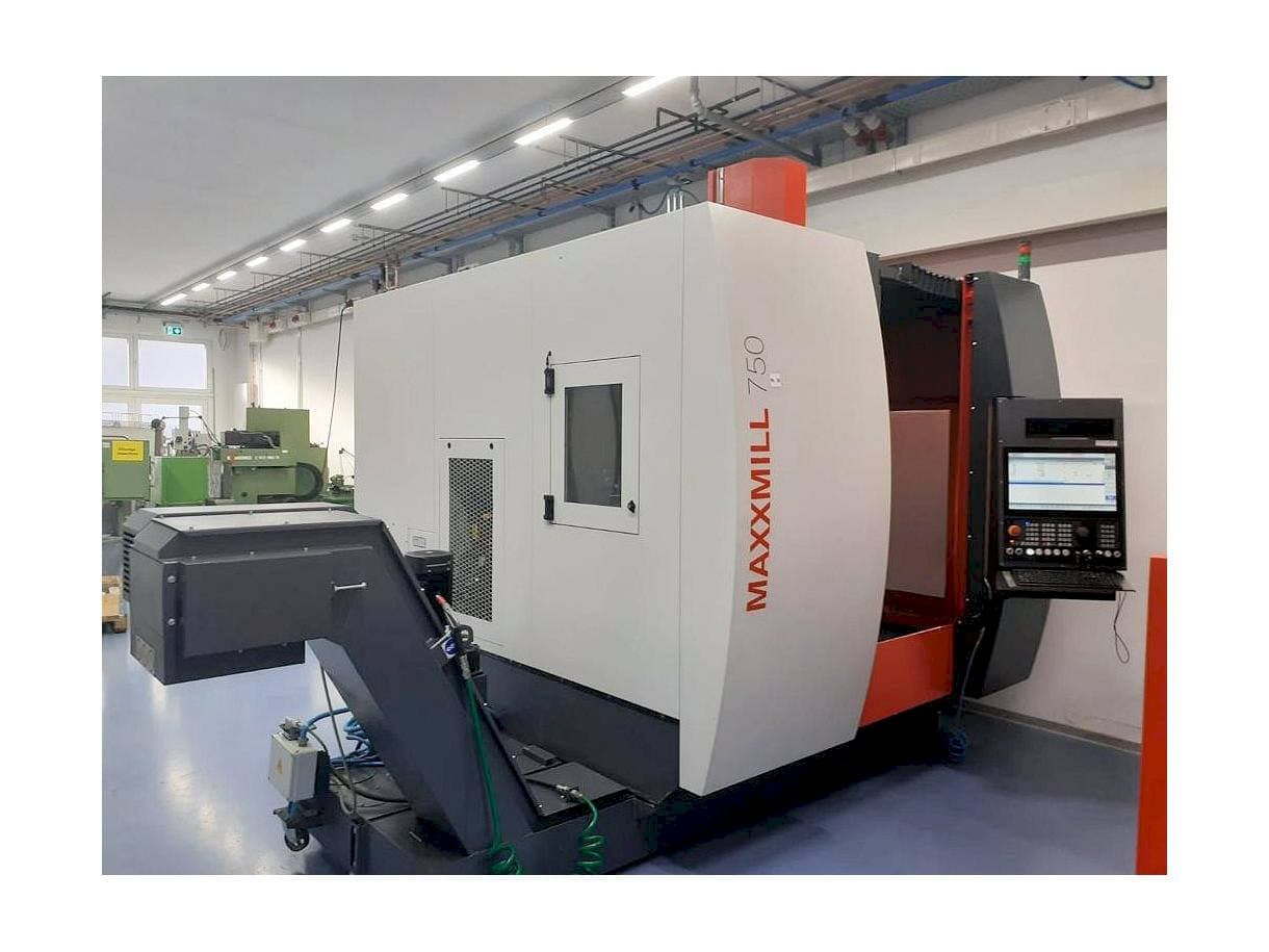 Vista frontal de la máquina EMCO Maxxmill 750
