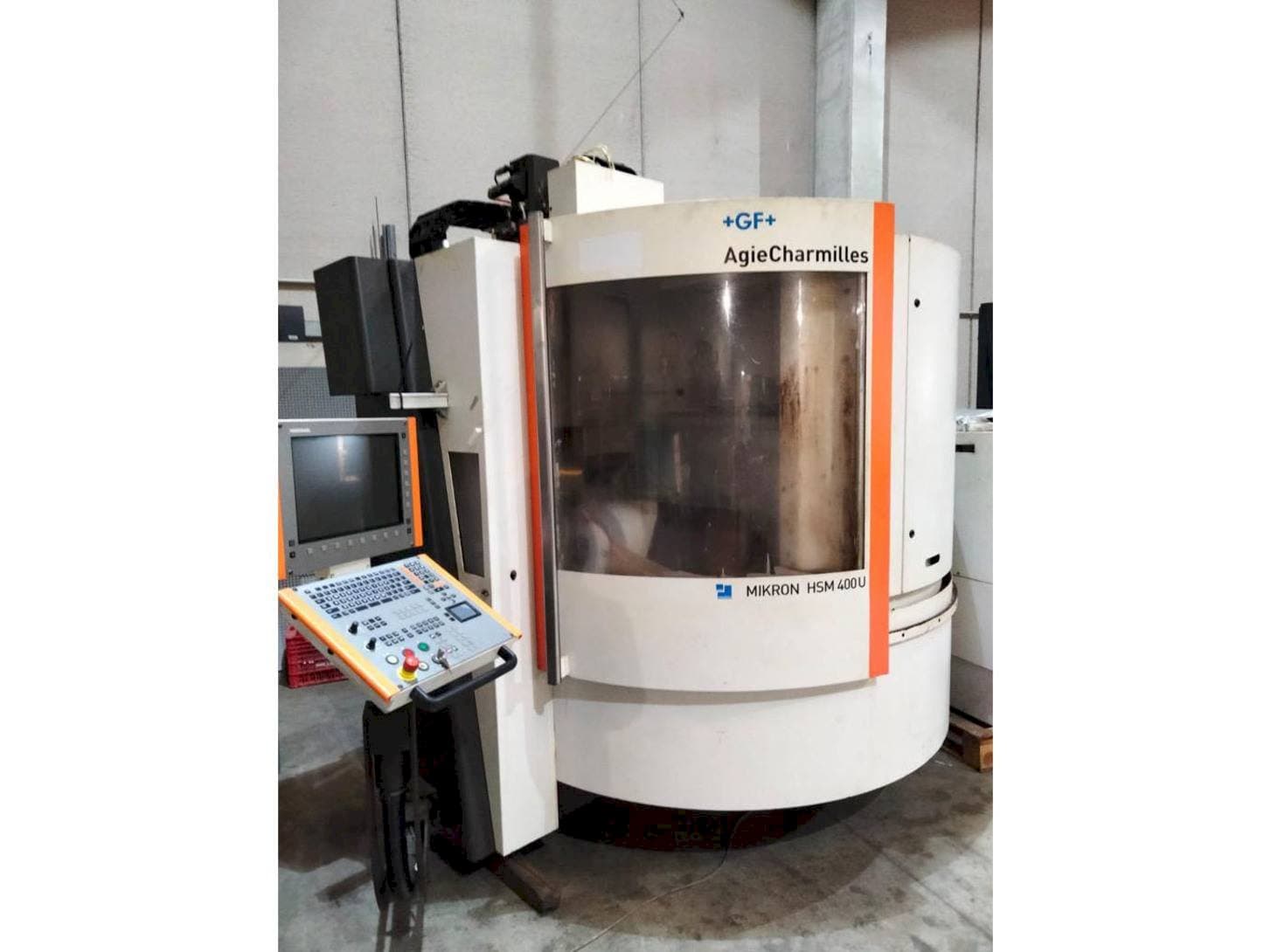 Vista frontal de la máquina MIKRON HSM 400 U