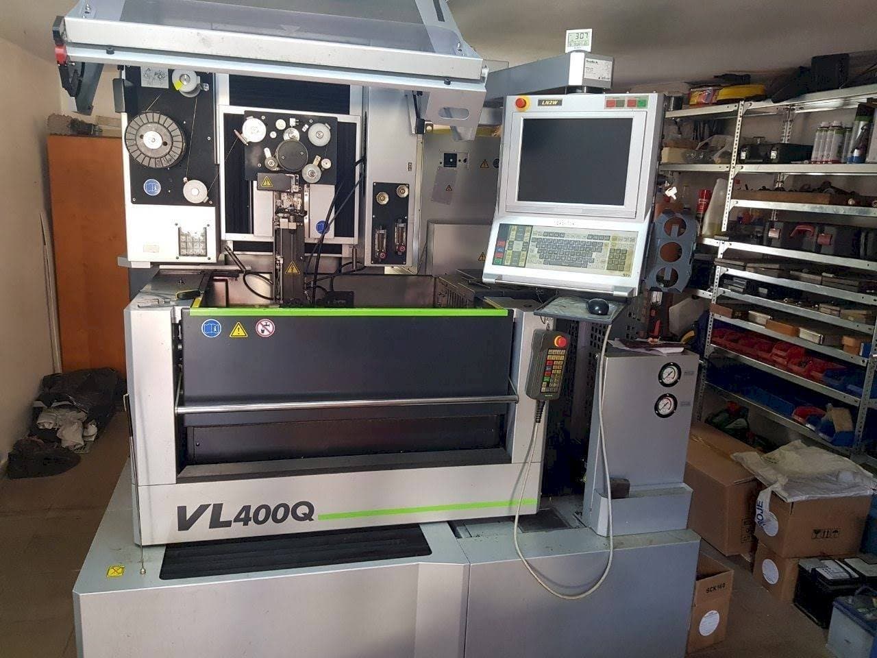 Vista frontal de la máquina Sodick VL 400Q
