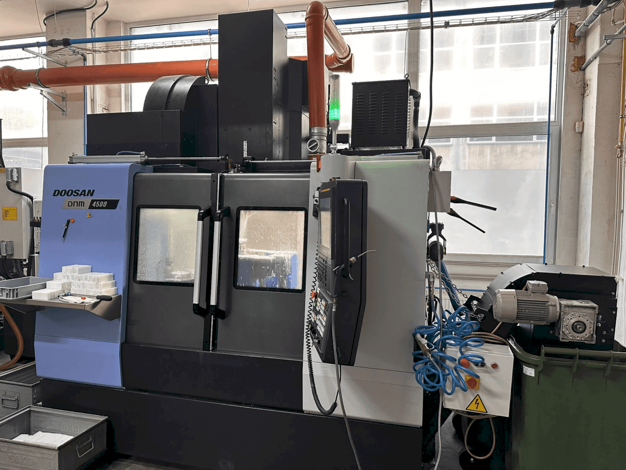 Vista frontal de la máquina DOOSAN DNM 4500