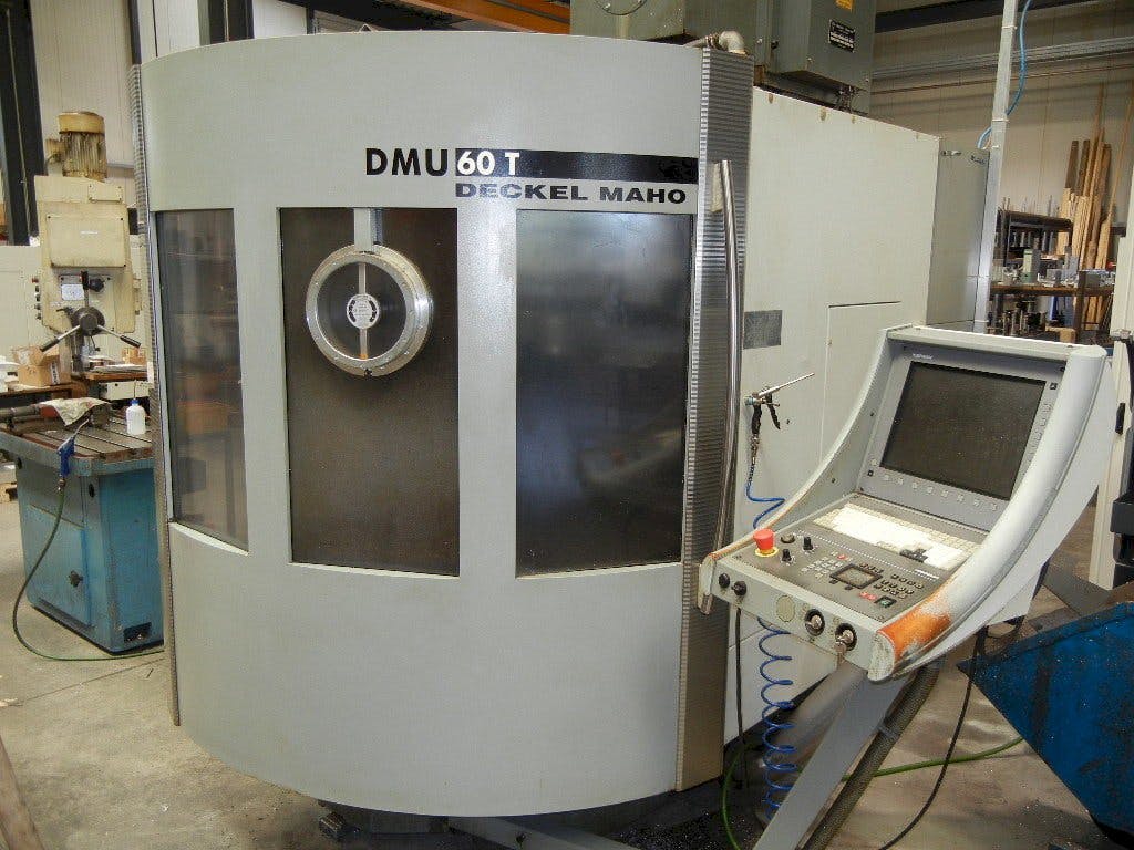 Vista frontal de la máquina DECKEL MAHO DMU 60 T