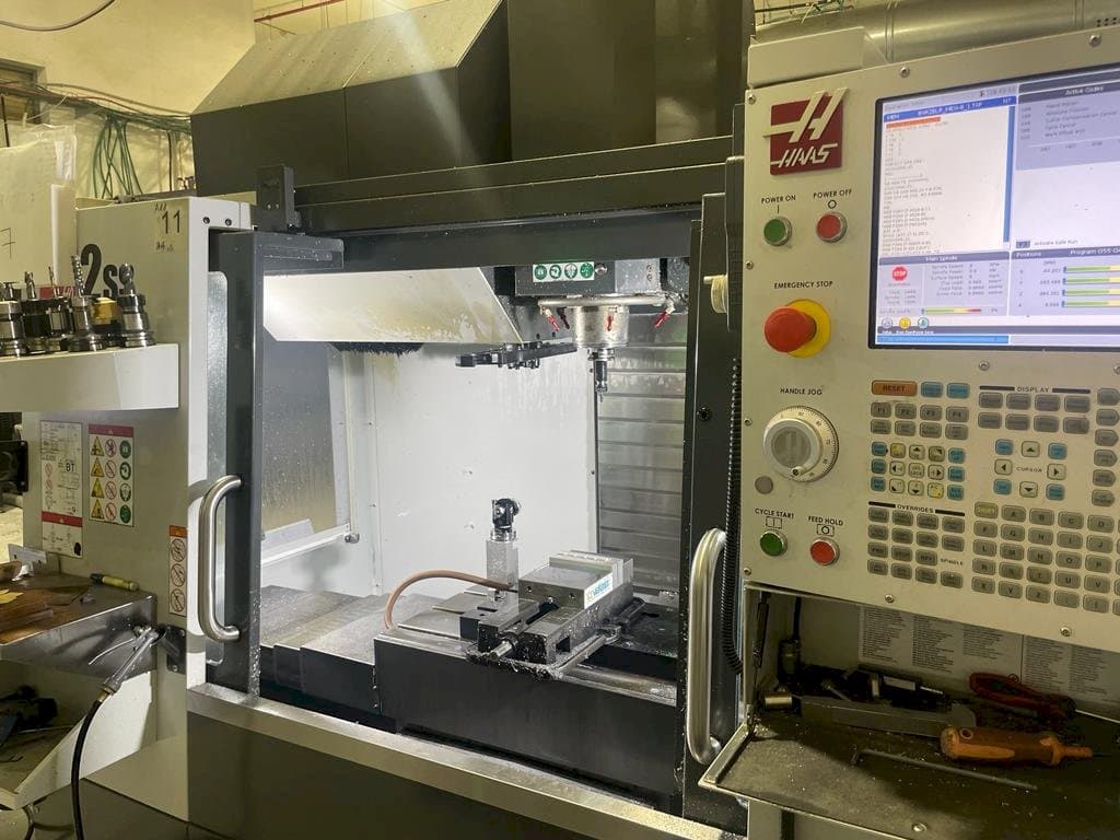 Vista frontal de la máquina HAAS VF-2SS