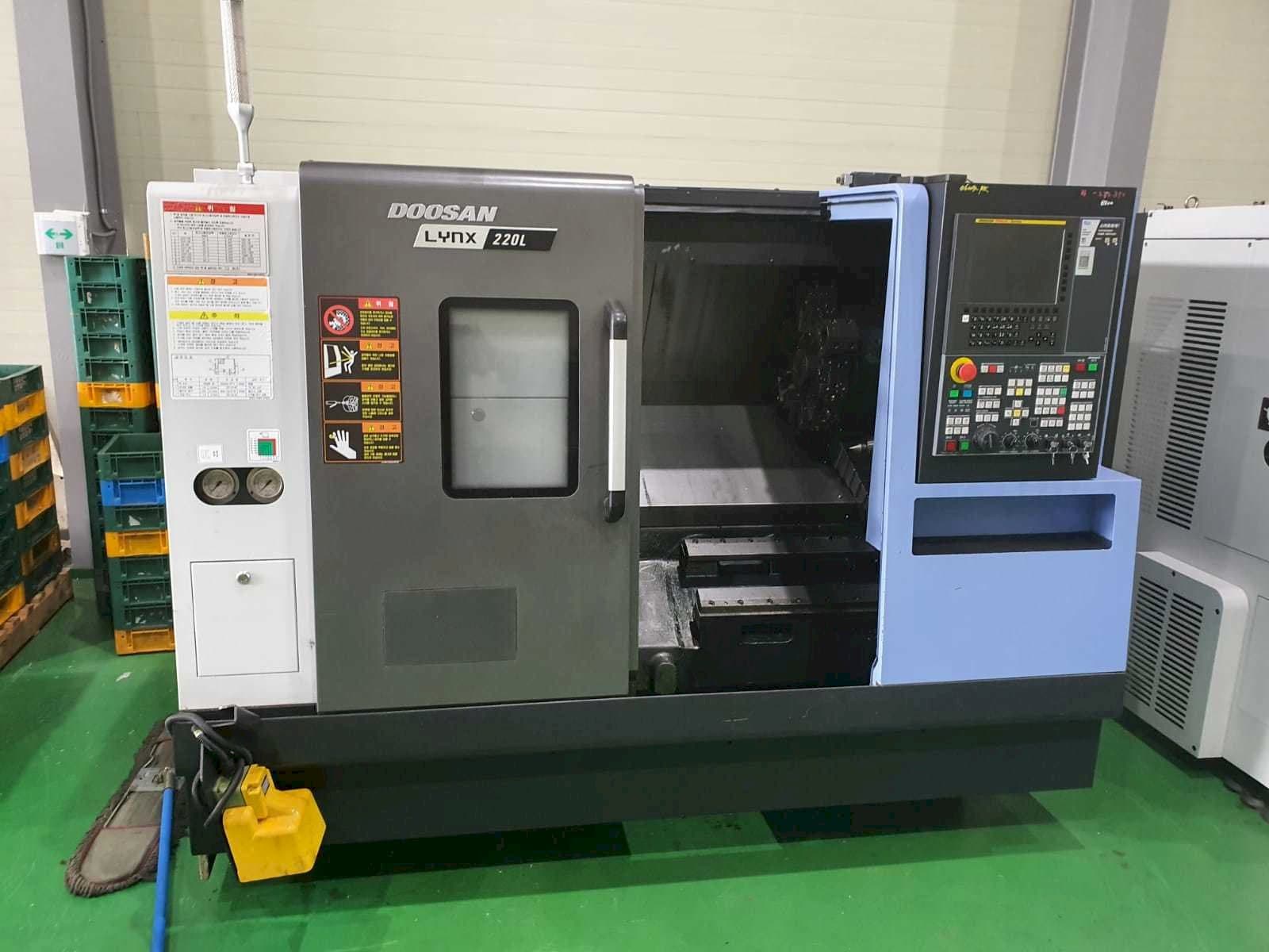 Vista frontal de la máquina Doosan LYNX 220 LC