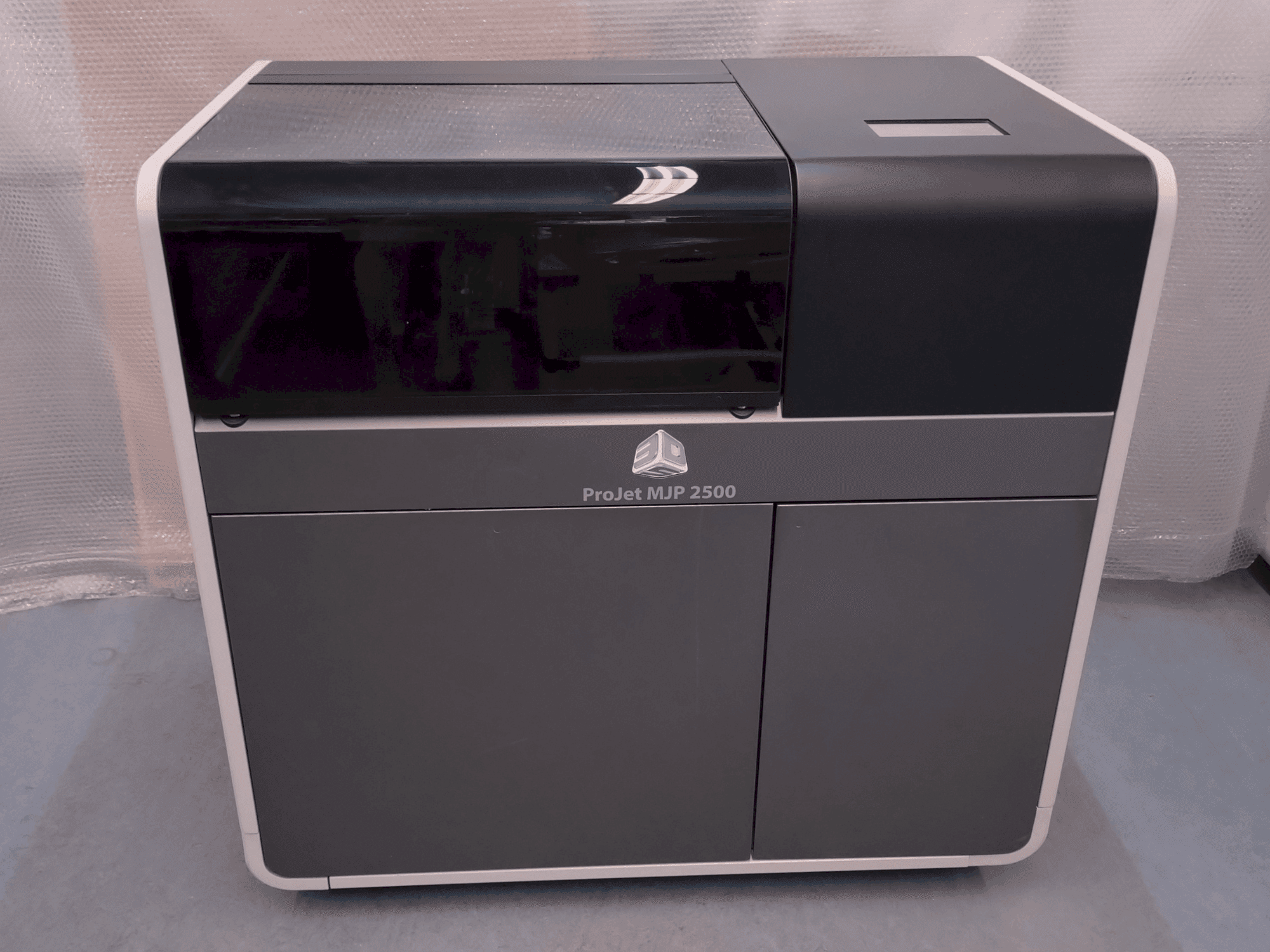 Vista frontal de la máquina 3DSYSTEMS ProJet 2500 Plus