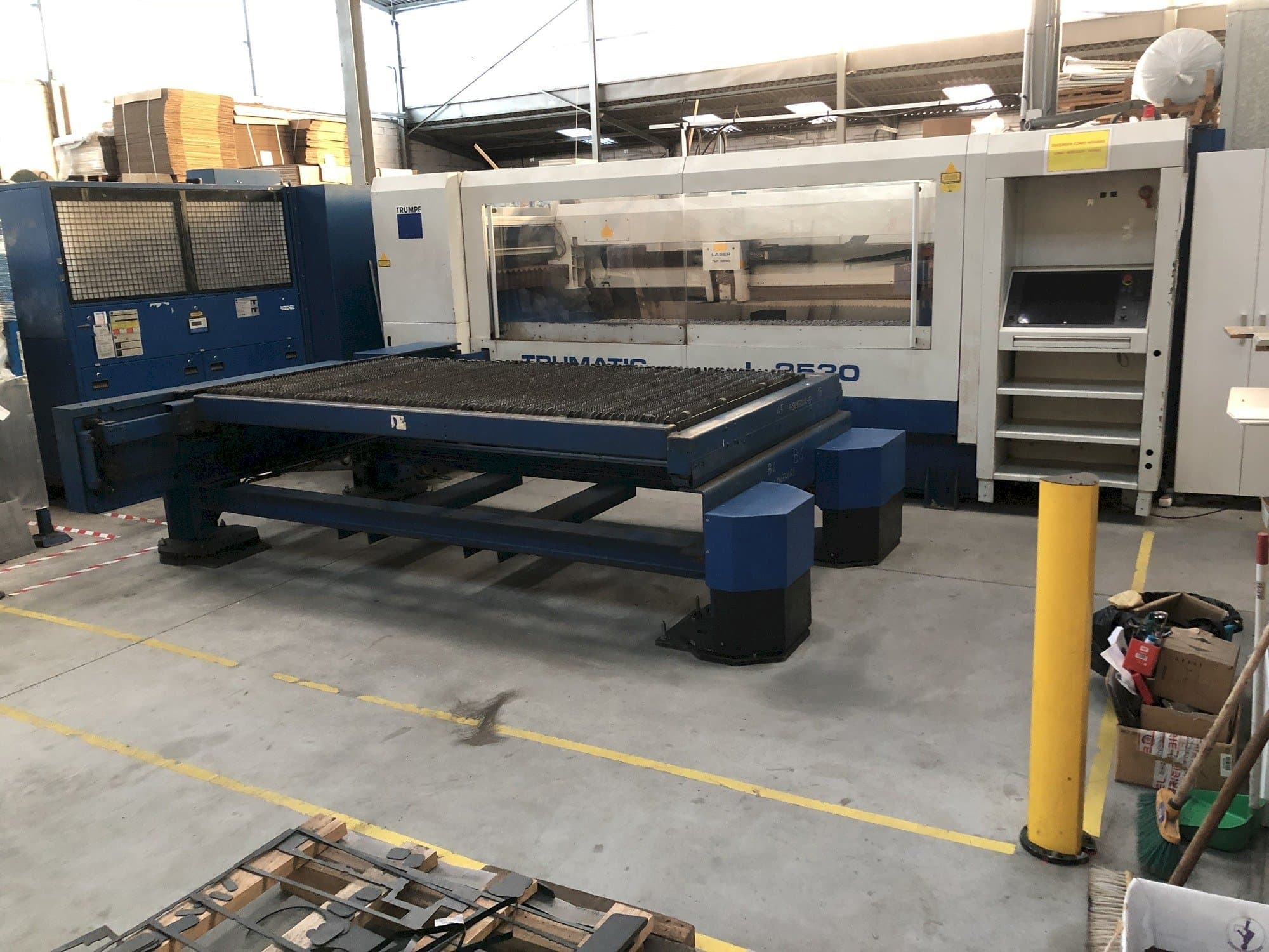 Vista frontal de la máquina Trumpf Trumatic L2530