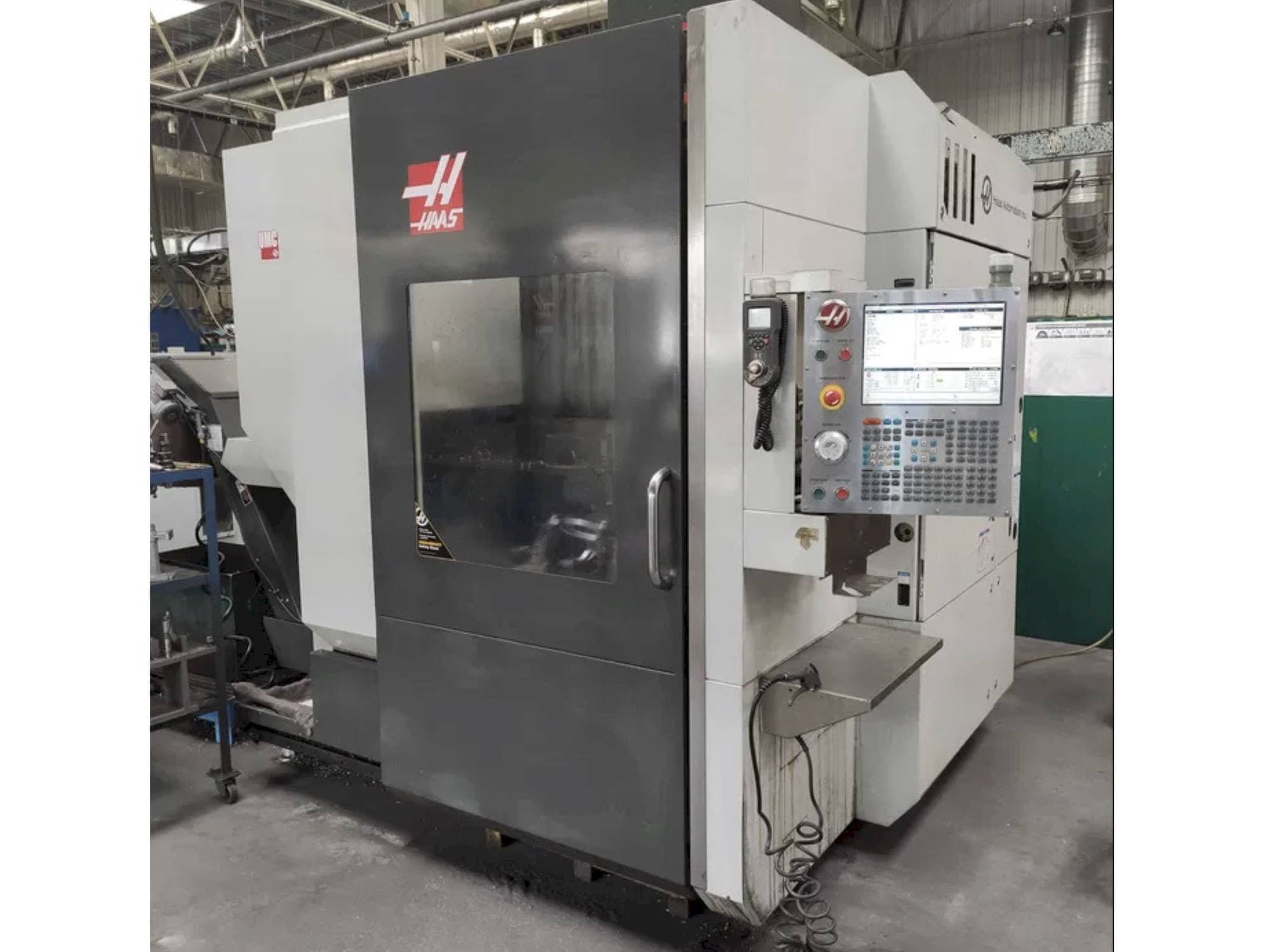 Vista frontal de la máquina HAAS UMC-750