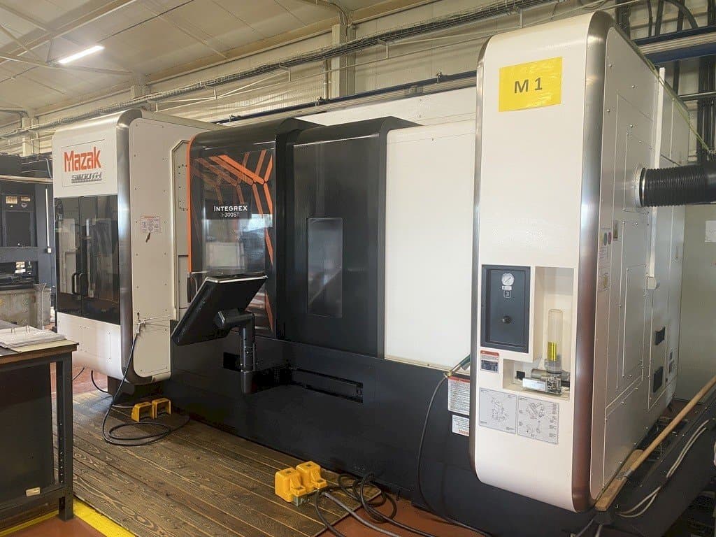 Vista frontal de la máquina Mazak INTEGREX i-300 ST