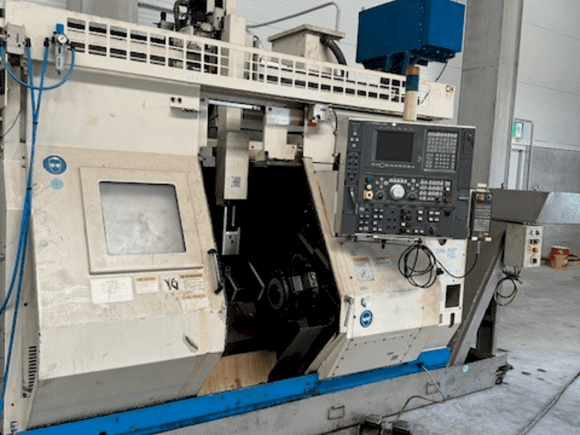 Vista frontal de la máquina Okuma LT10
