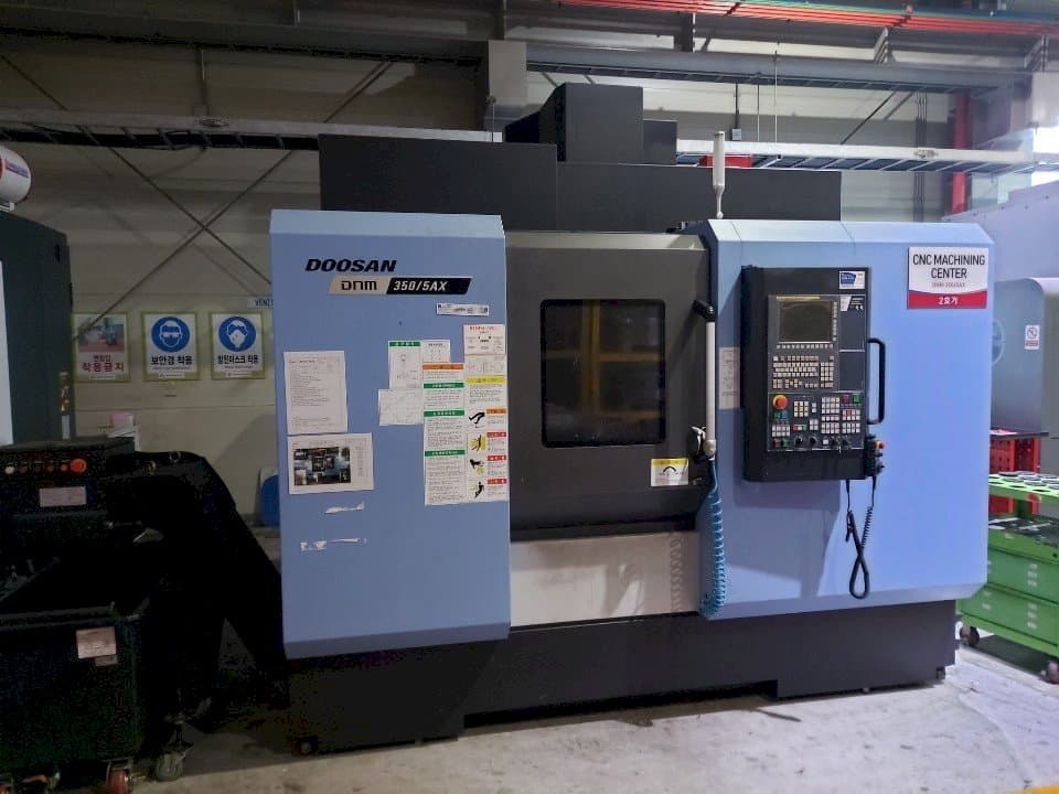 Vista frontal de la máquina Doosan DNM350/5AX