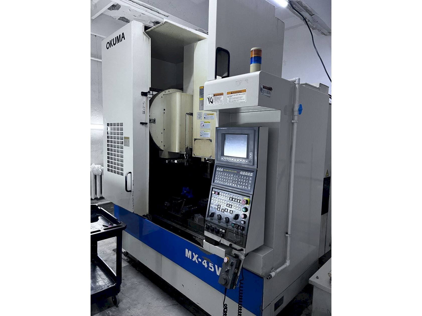 Vista frontal de la máquina Okuma MX45-VAE