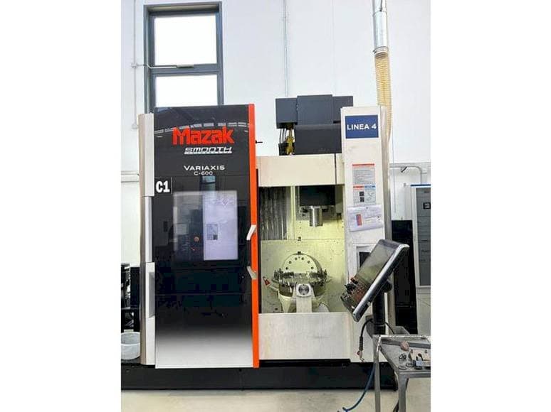 Vista frontal de la máquina Mazak VARIAXIS C 600