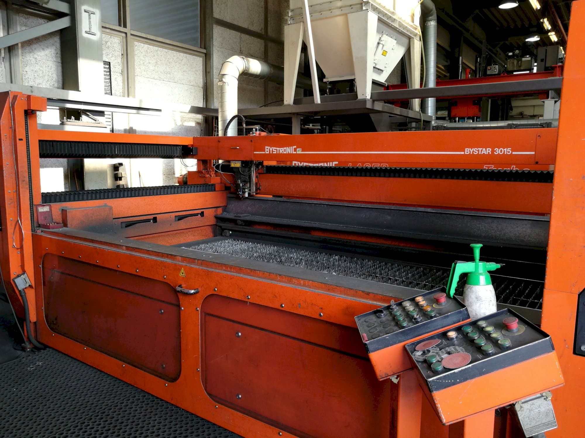 Vista derecha de la máquina Bystronic Bystar 3015