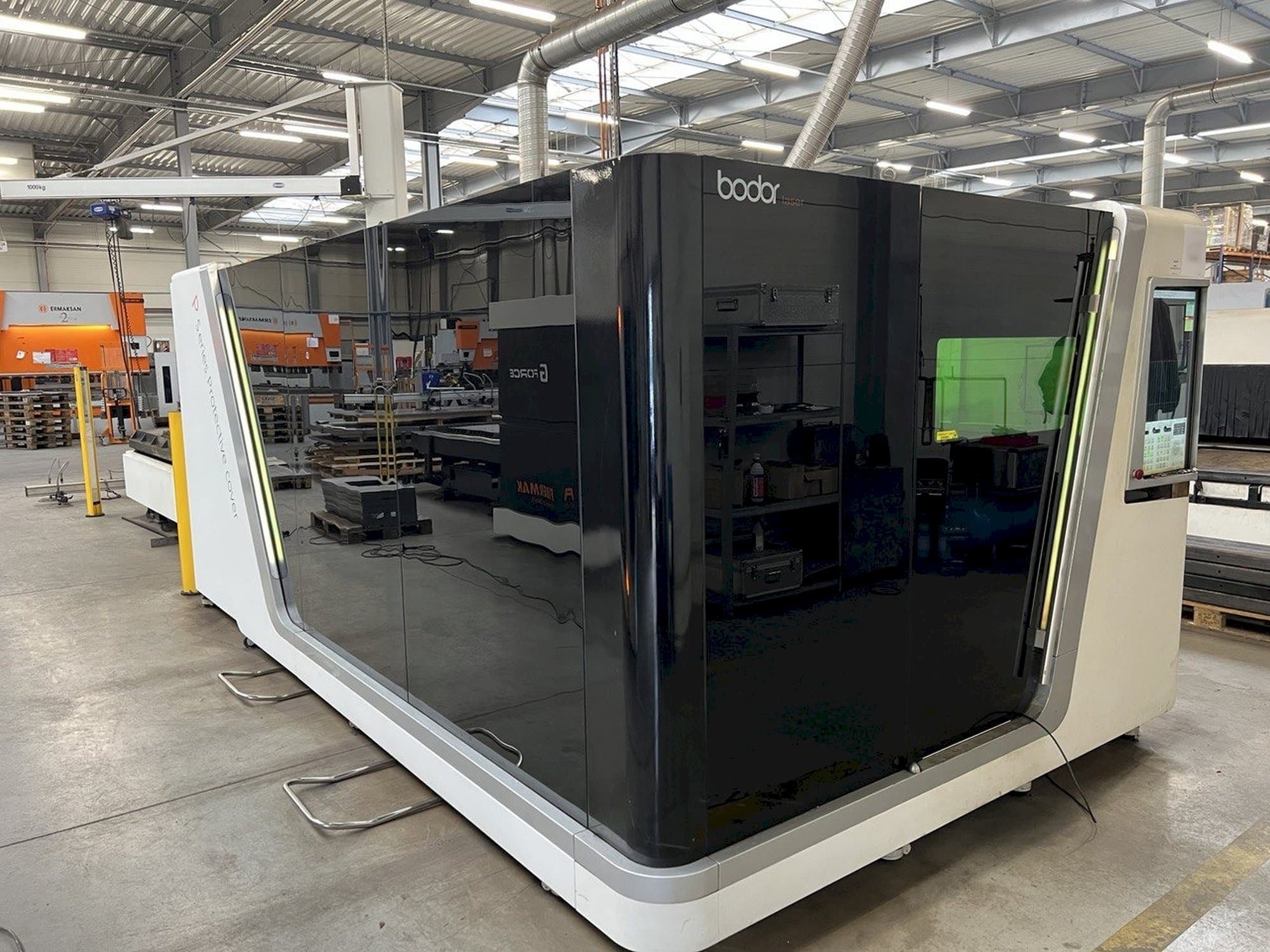 Vista frontal de la máquina Bodor P3015