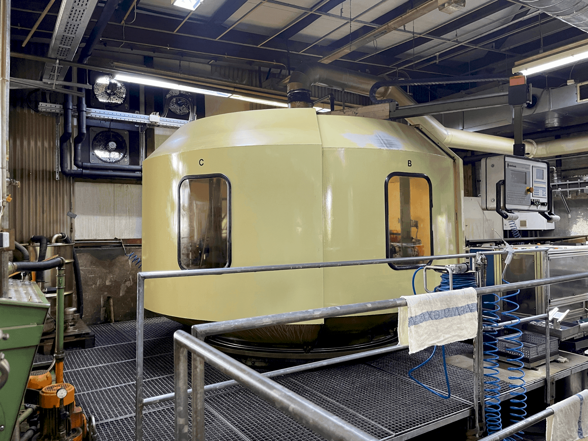 Vista frontal de la máquina HUG RISMAT 157 G-16 F48