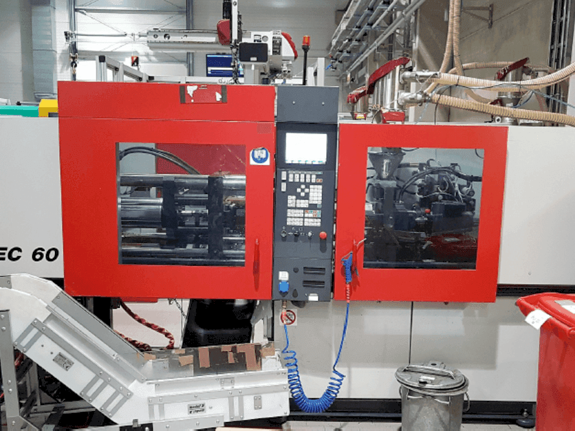 Vista frontal de la máquina FERROMATIK MILACRON 600-355 K-TEC