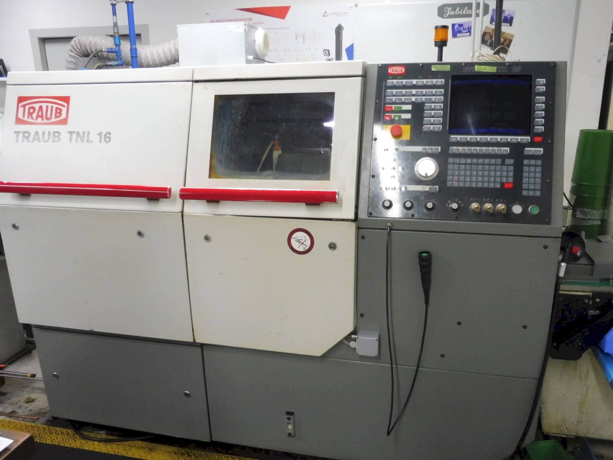 Vista frontal de la máquina TRAUB TNL 16