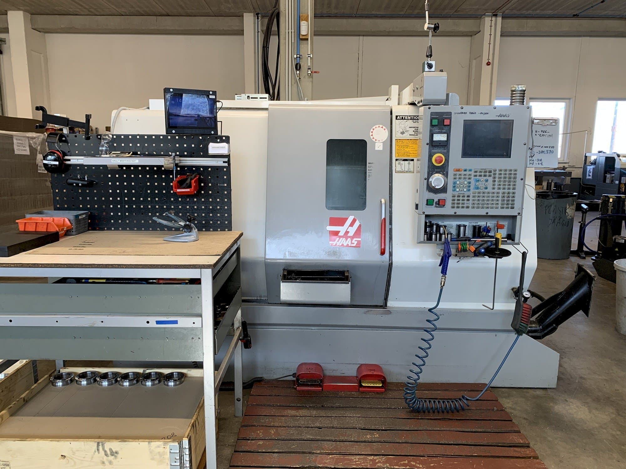 Vista frontal de la máquina HAAS SL-20 TCF