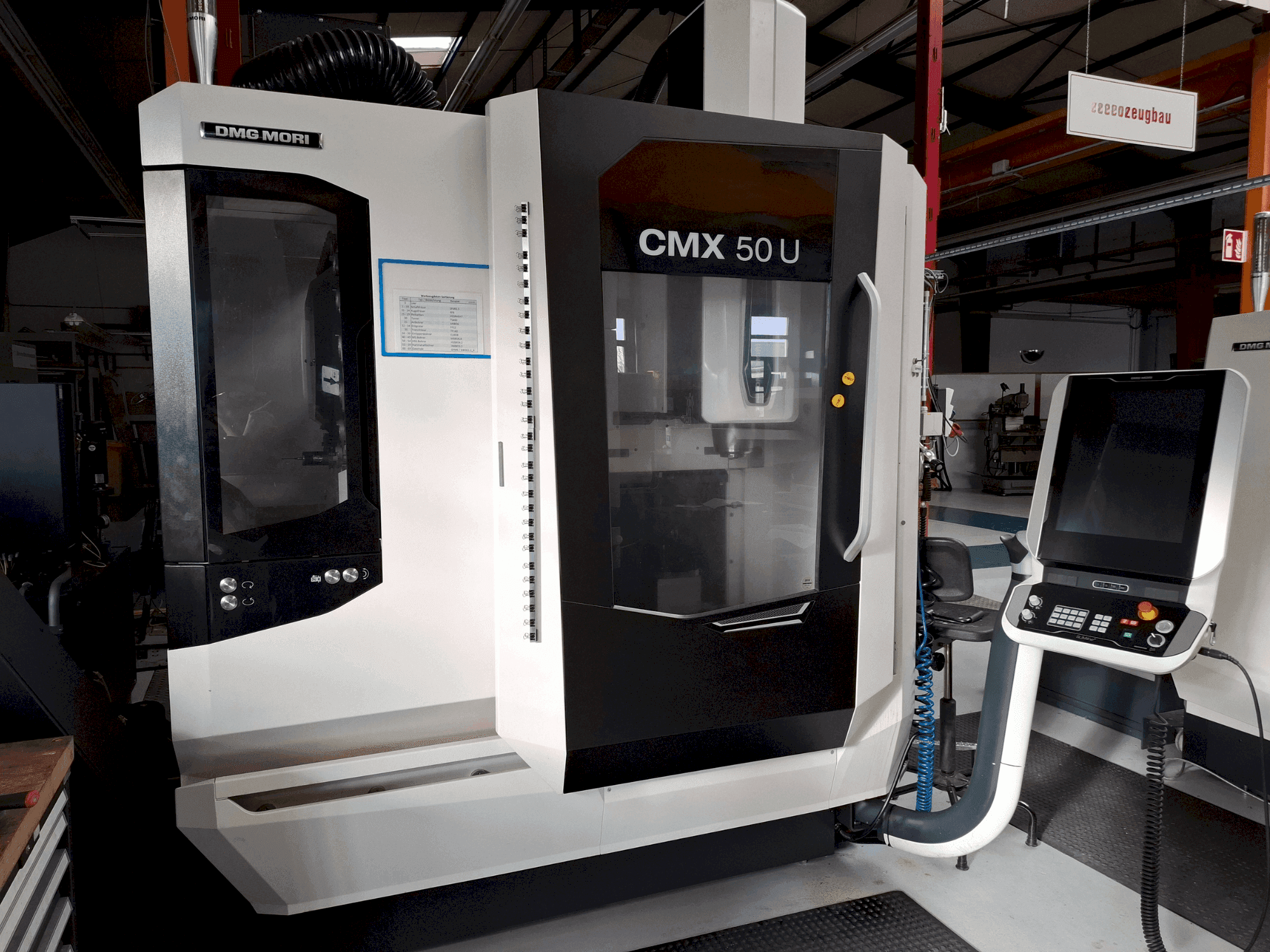 Vista frontal de la máquina DMG MORI CMX 50U