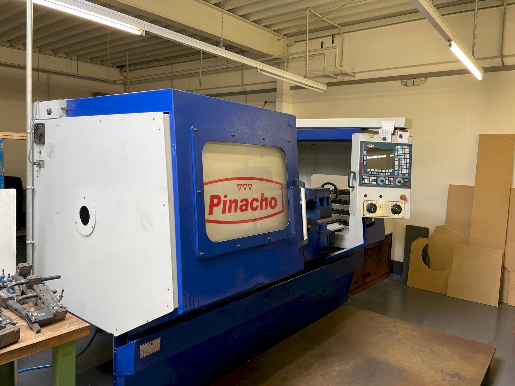 Vista frontal de la máquina Pinacho CNC 260