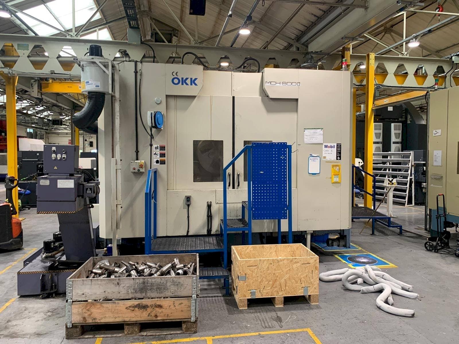 Vista frontal de la máquina OKK MCH 800II