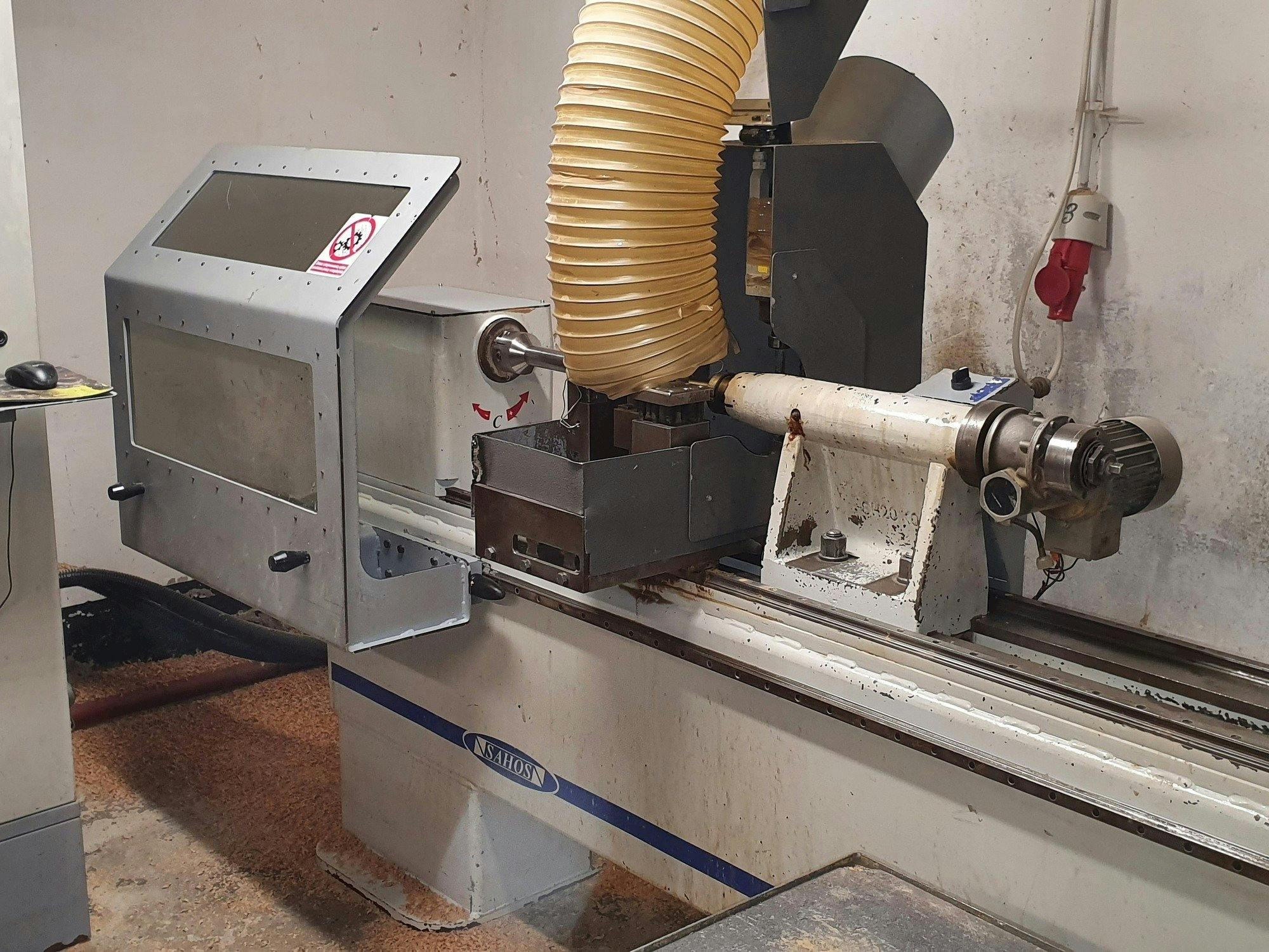 Vista frontal de la máquina Sahos GALAXY SH1800 CNC