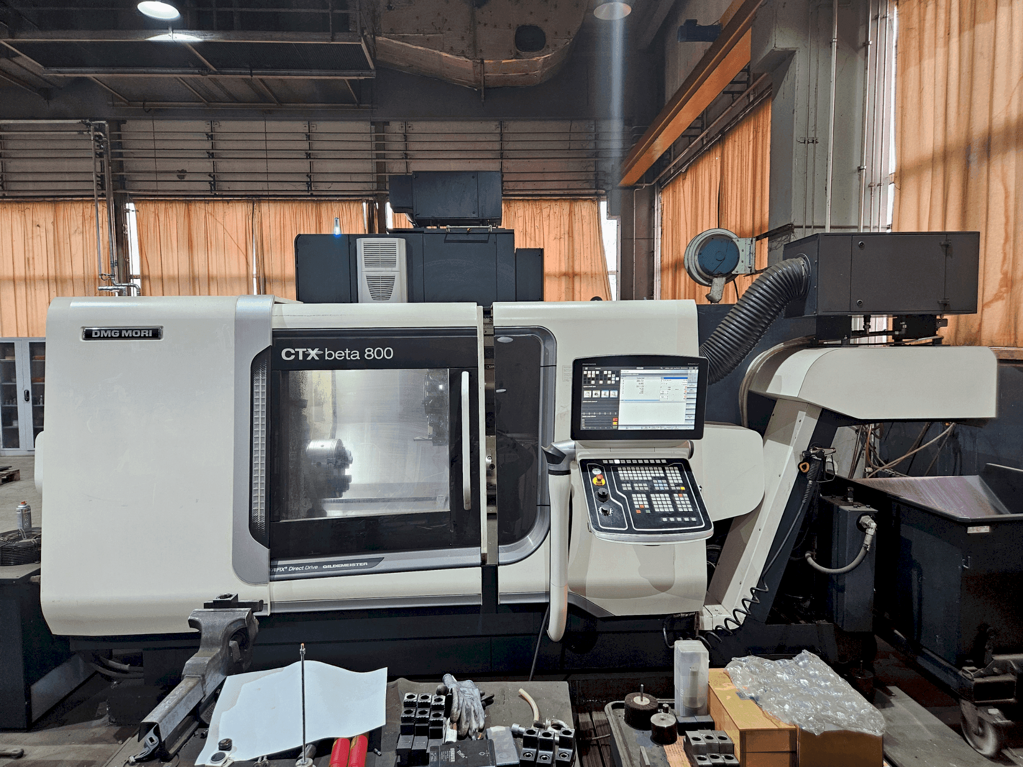 Vista frontal de la máquina DMG MORI CTX beta 800