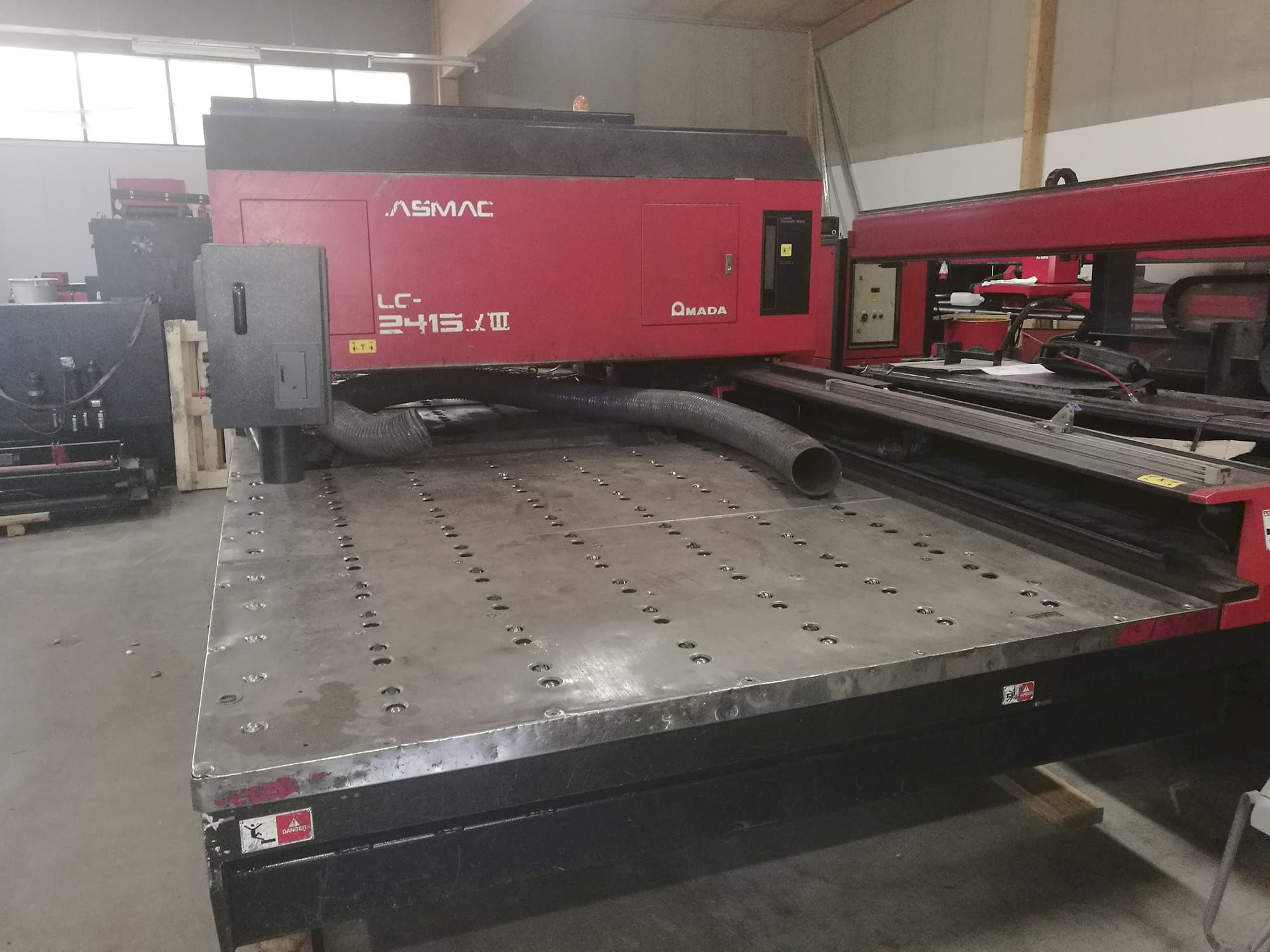 Vista frontal de la máquina AMADA LC 2415 α3