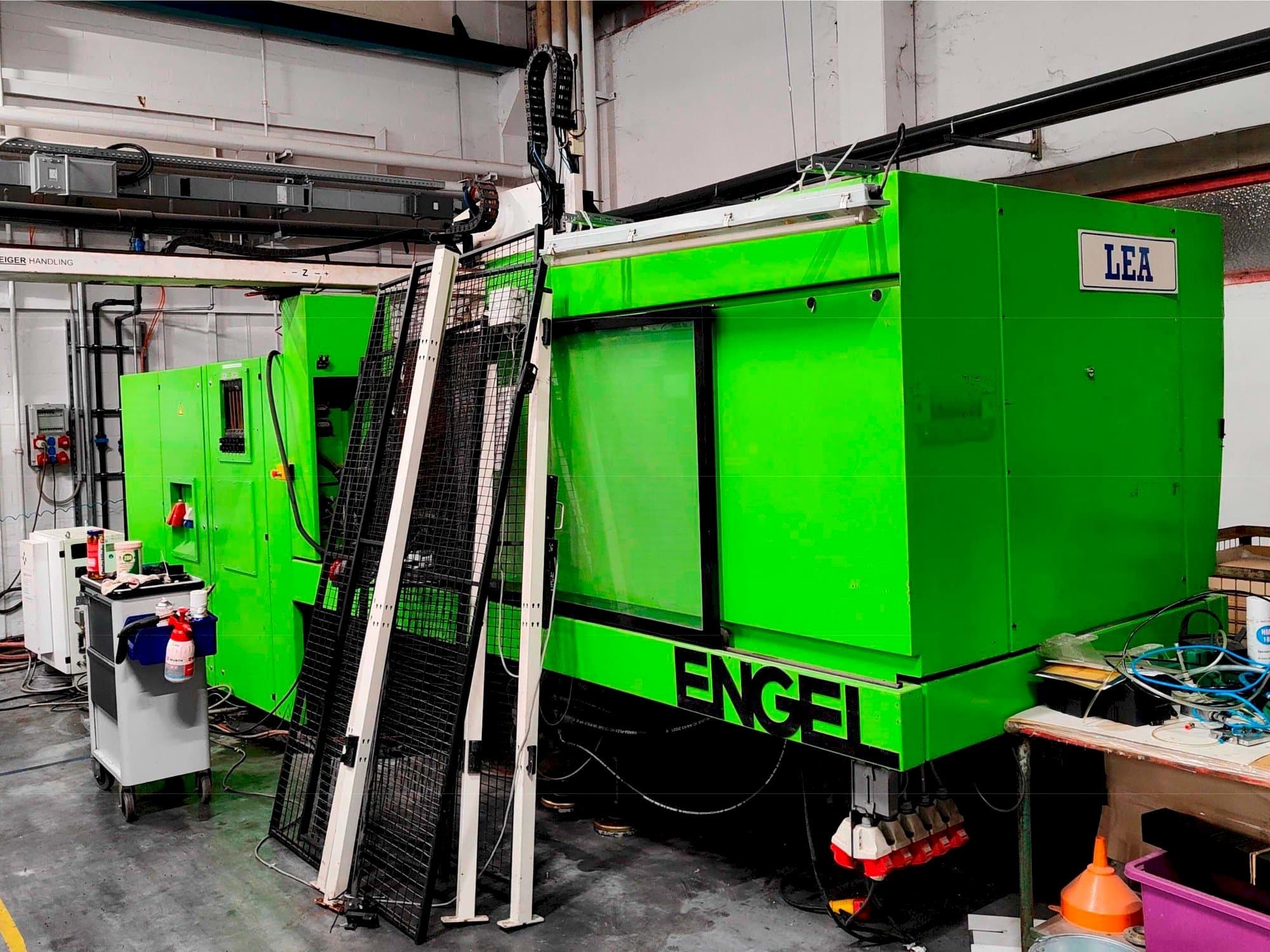 Vista frontal de la máquina Engel 1050/275 HL