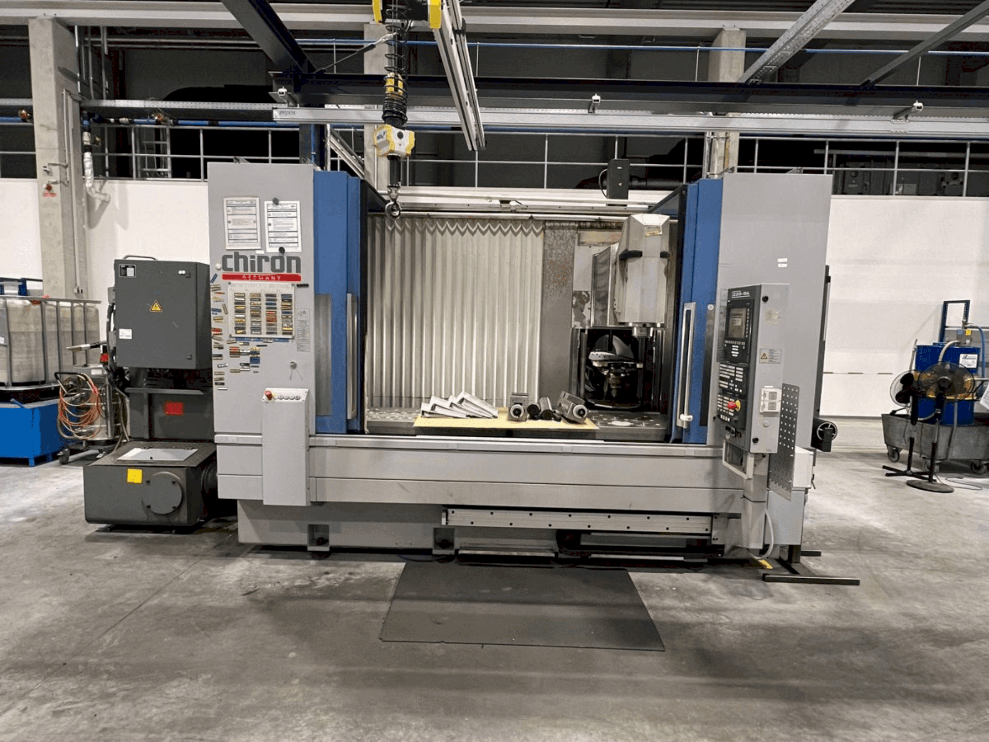 Vista frontal de la máquina CHIRON Mill 2000
