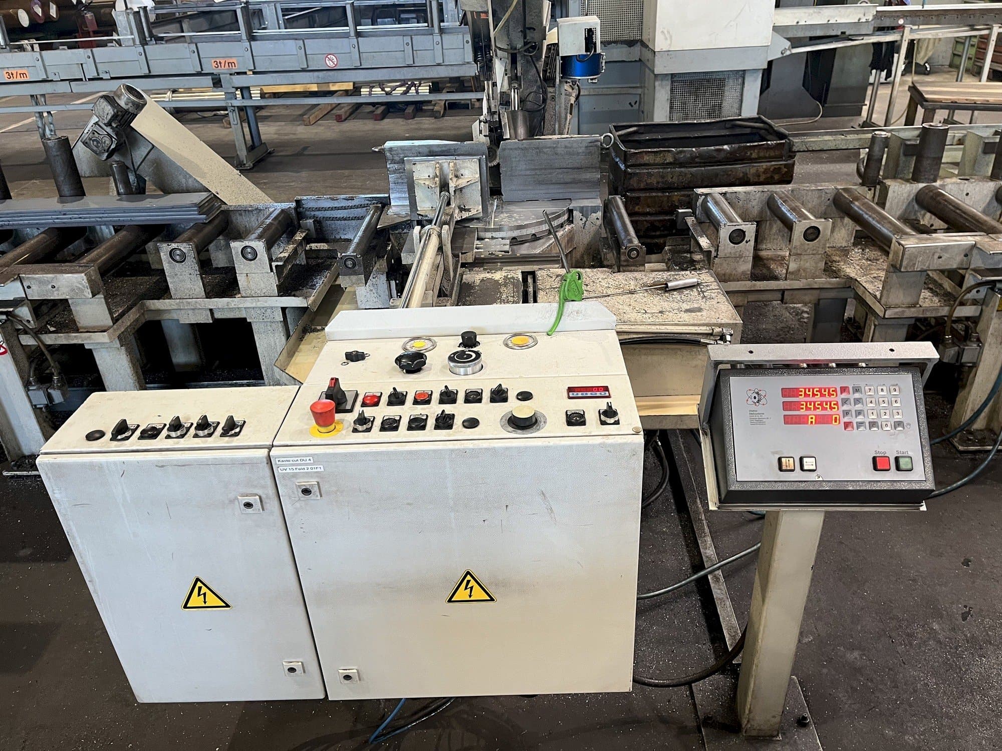 Vista frontal de la máquina KASTO cut DU 4