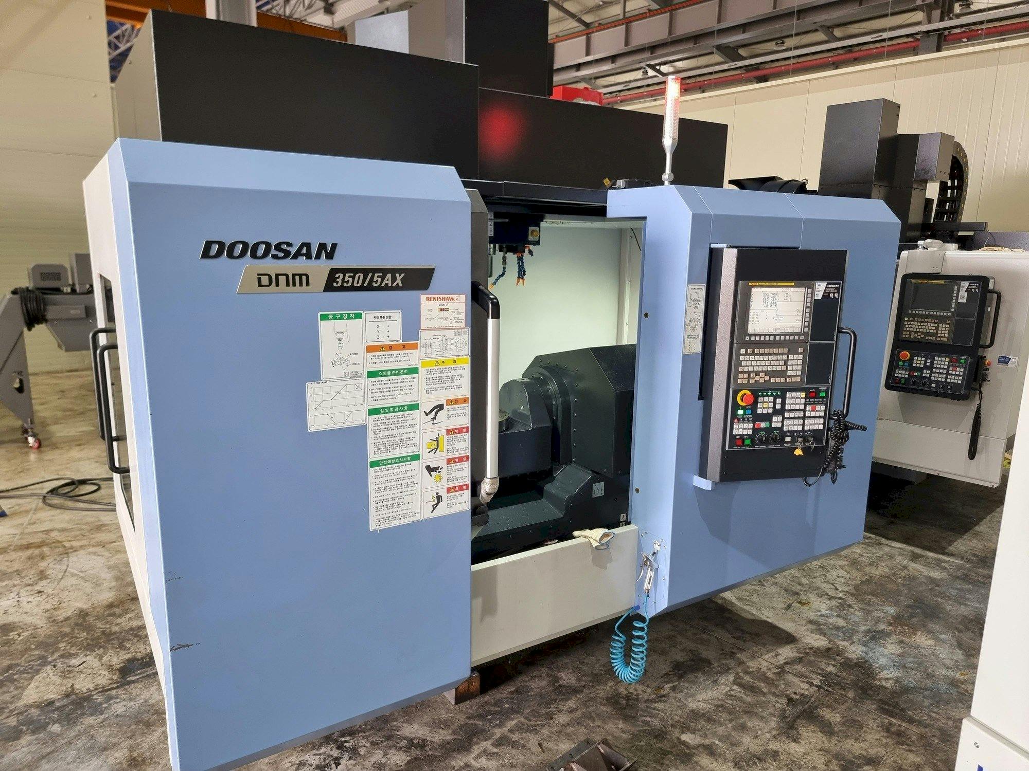 Vista frontal de la máquina Doosan DNM350/5AX