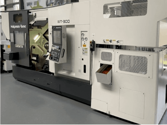 Vista frontal de la máquina NAKAMURA WT-300/GR 210
