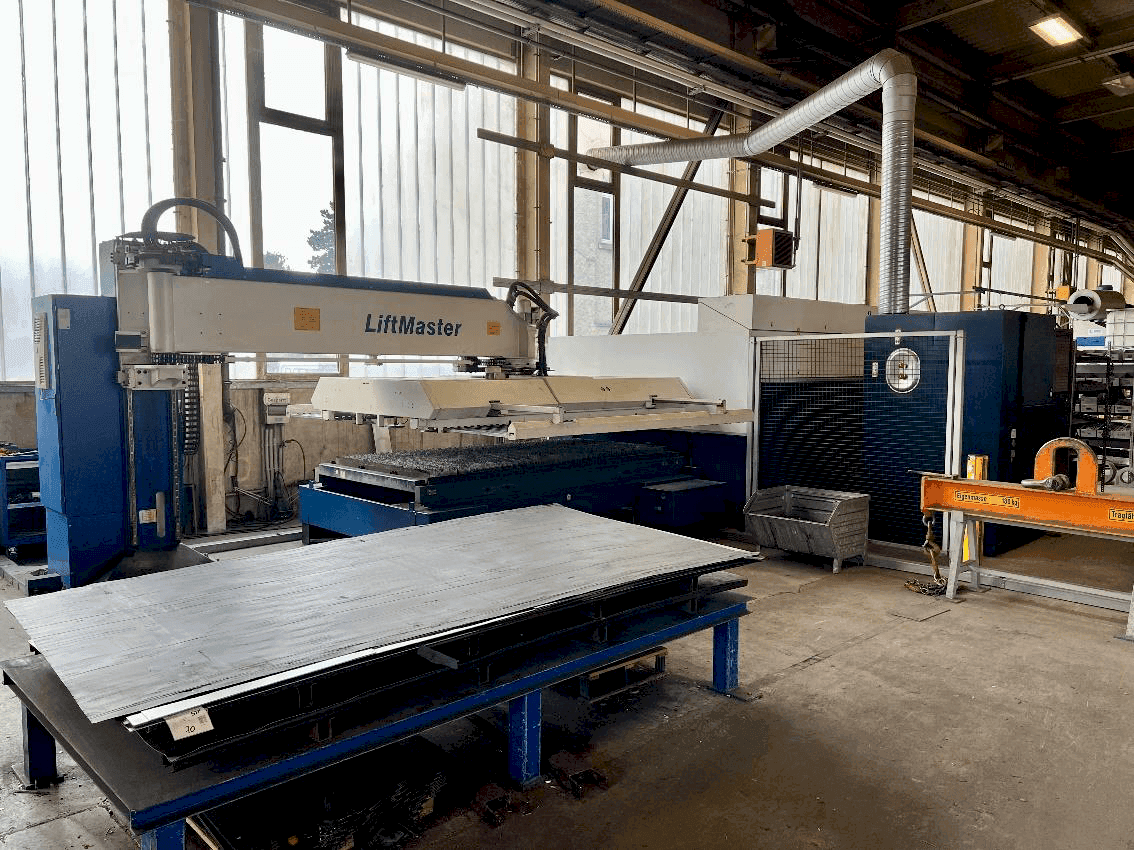 Vista frontal de la máquina TRUMPF TruLaser 3030 Fiber
