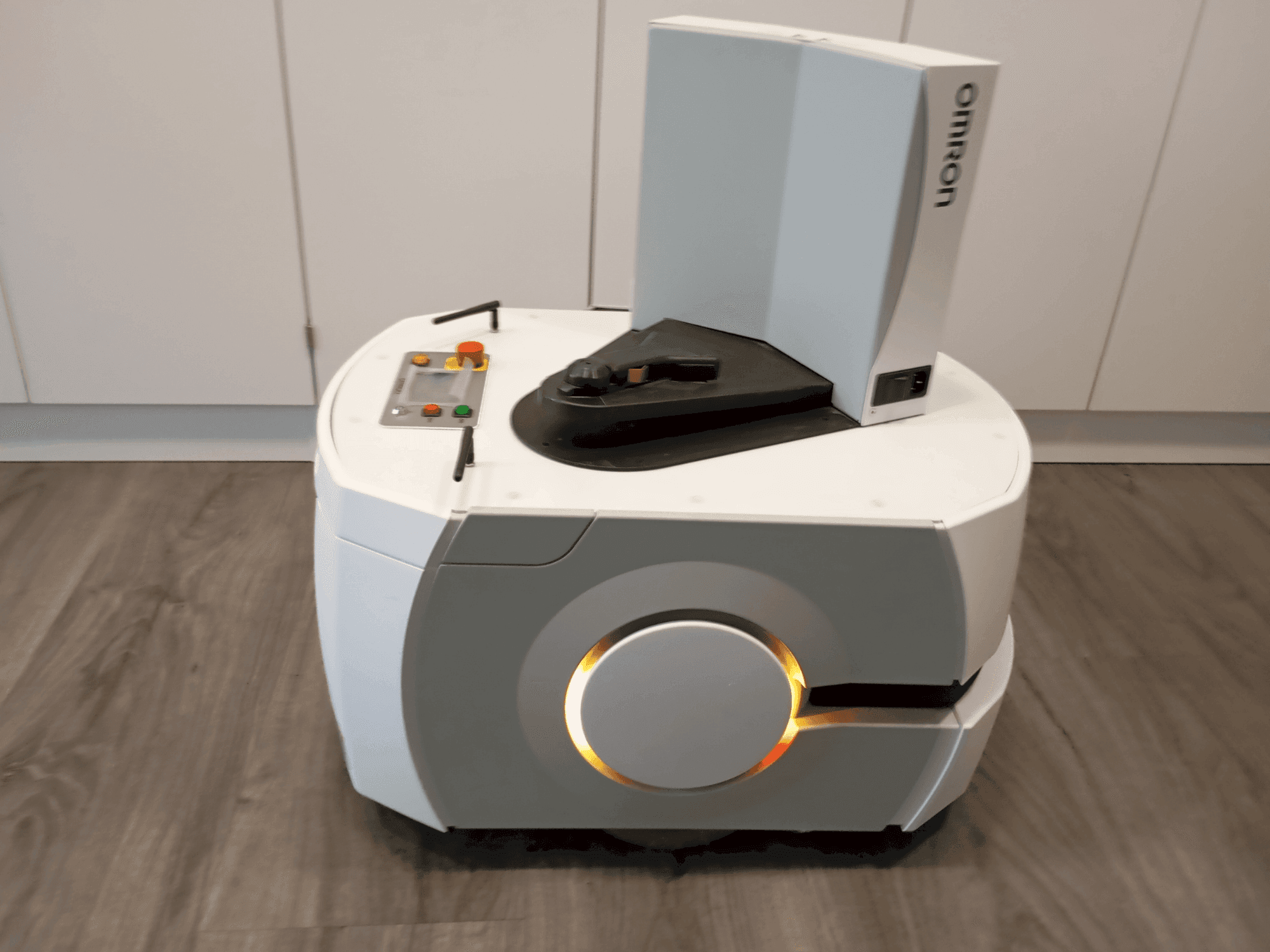 Vista frontal de la máquina OMRON LD90