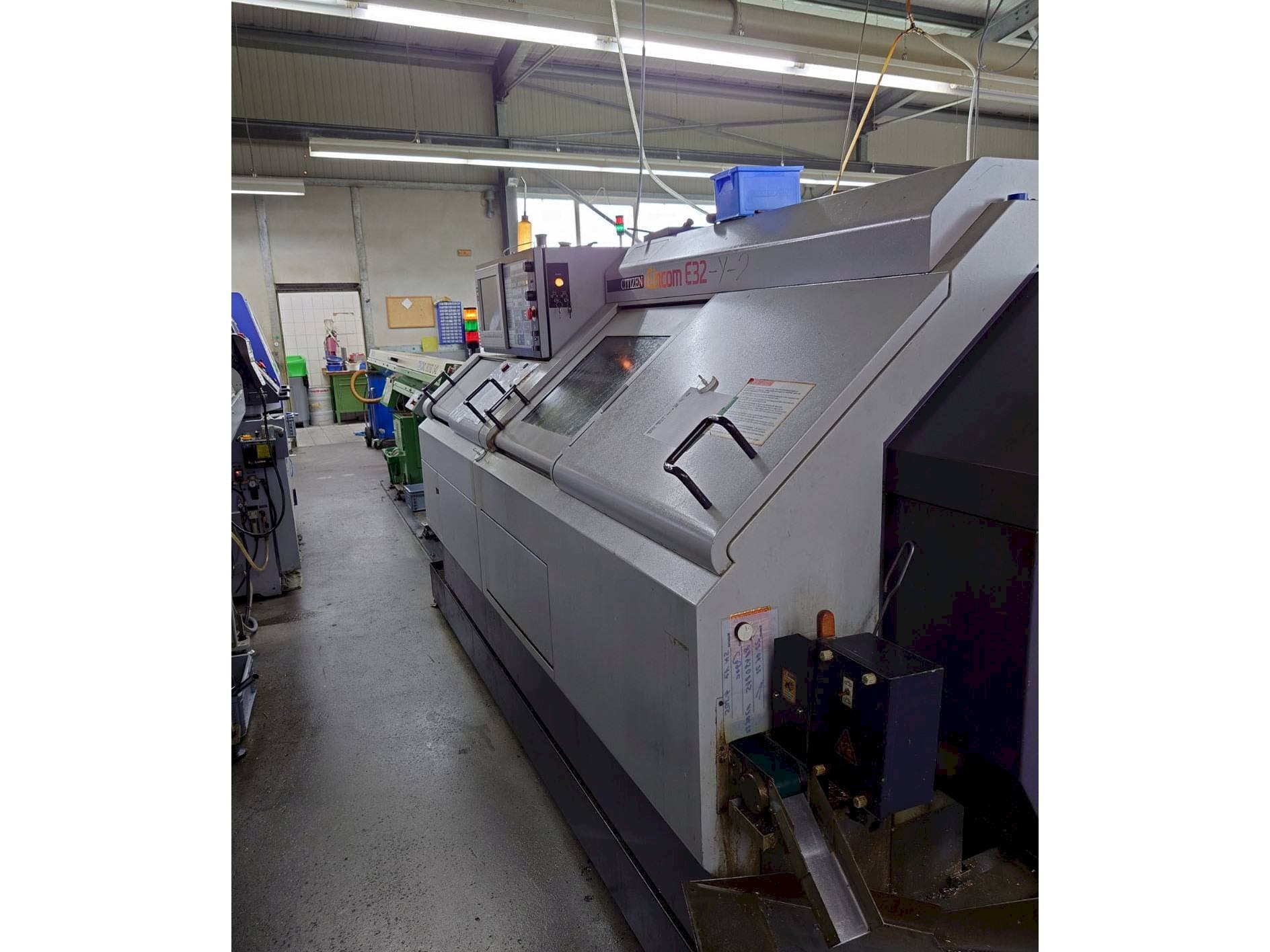 Vista lateral derecha de la máquina Citizen E32-Y-2