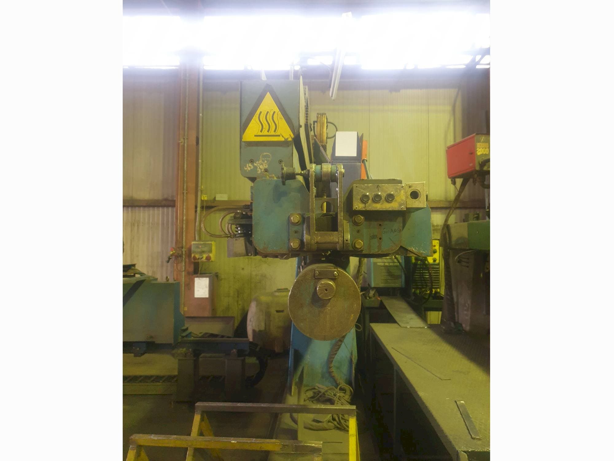 Vista frontal de la máquina CLOOS CAL 120/30