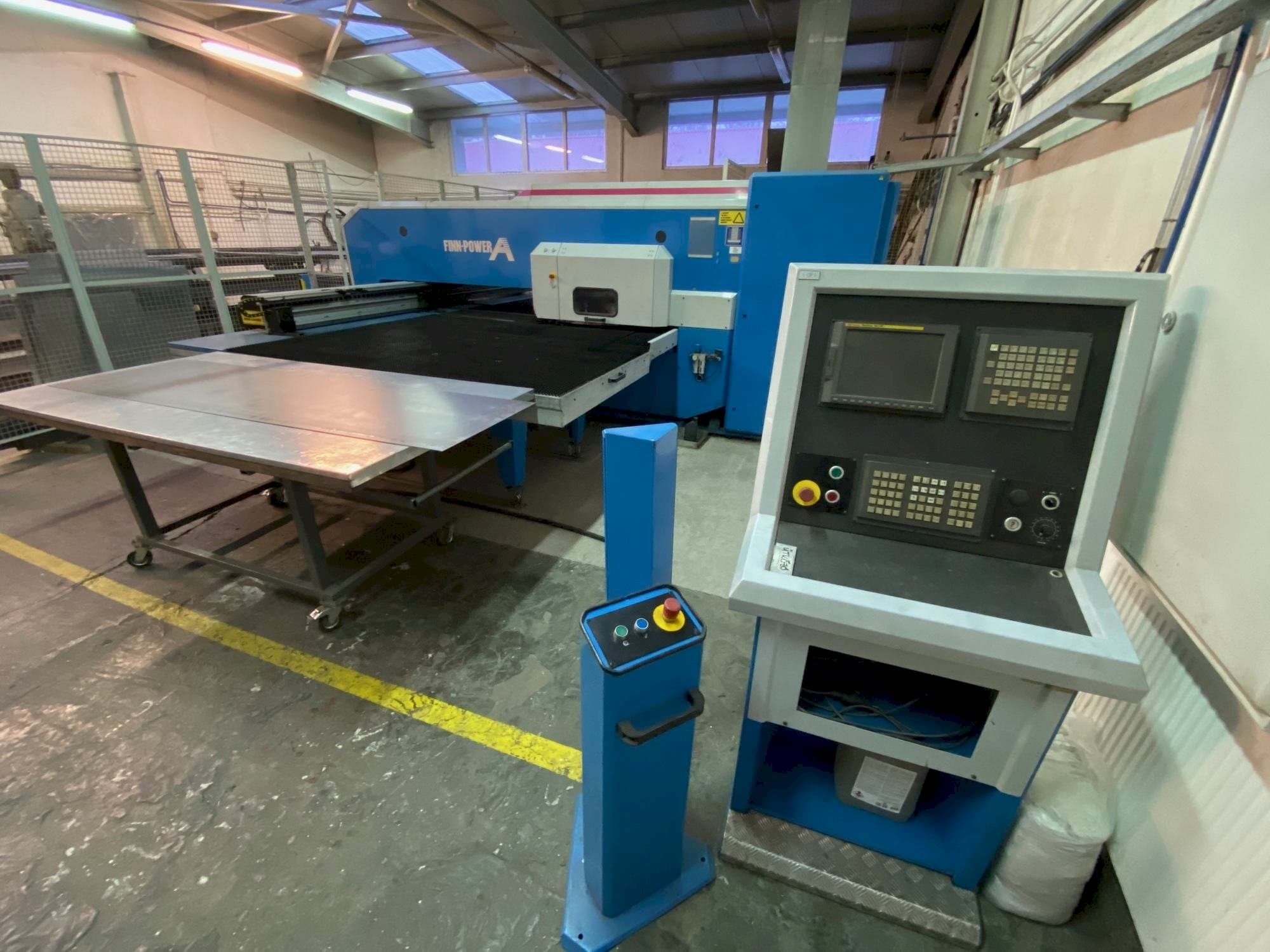 Vista frontal de la máquina Finn-Power A 5 F