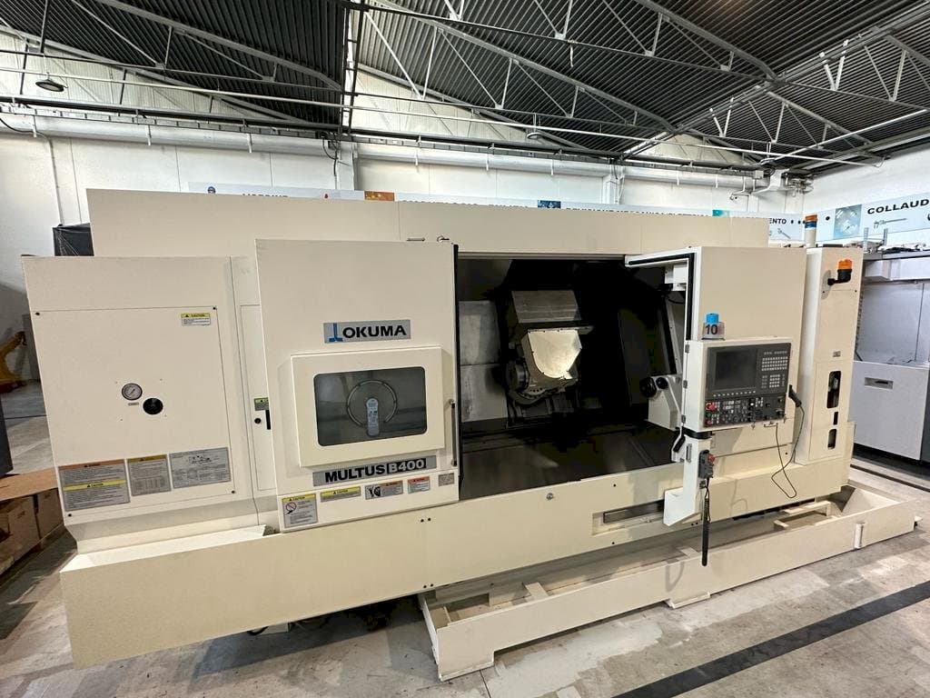 Vista frontal de la máquina Okuma MULTUS B400C