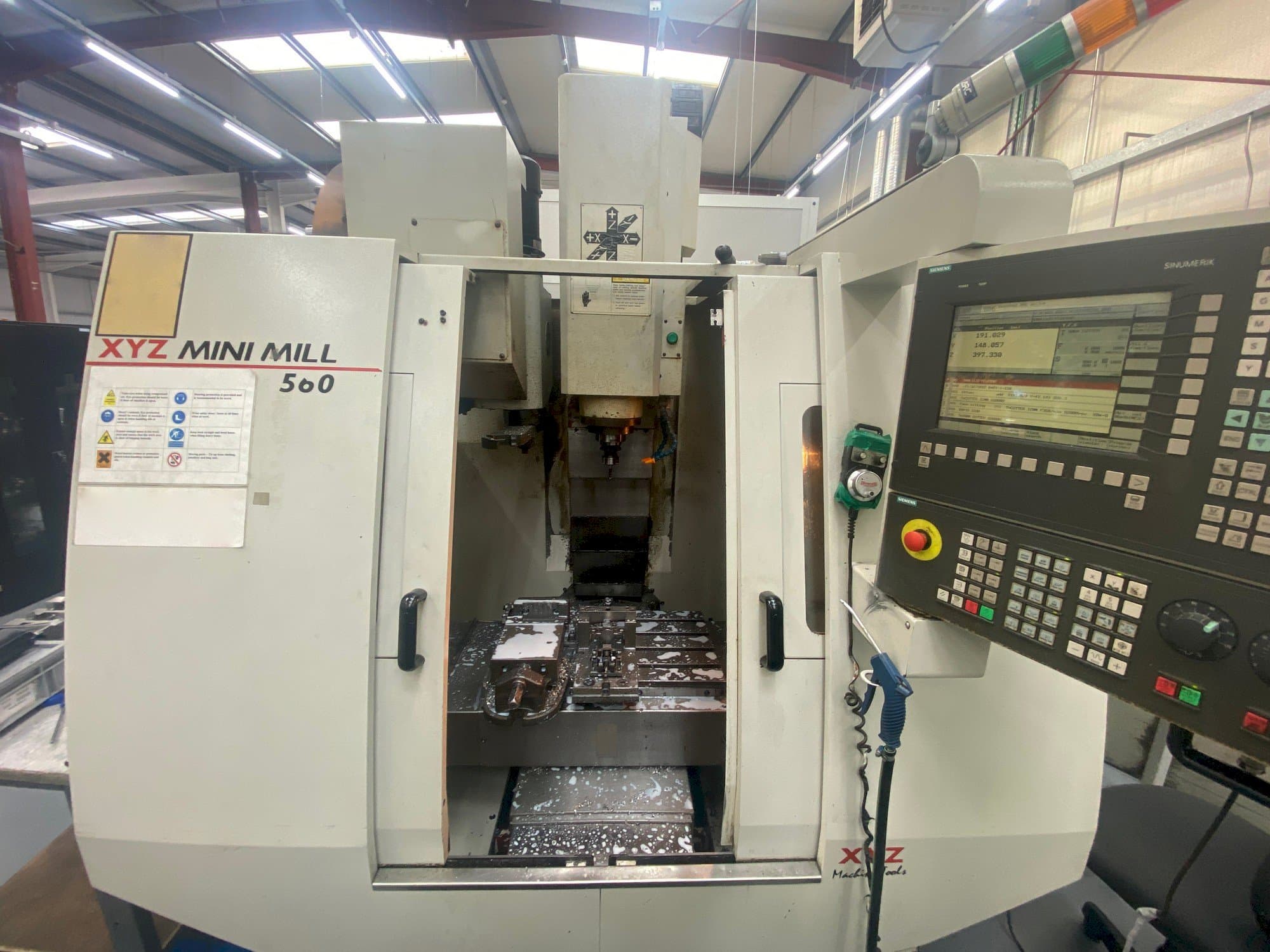 Vista frontal de la máquina XYZ Mini Mill 560
