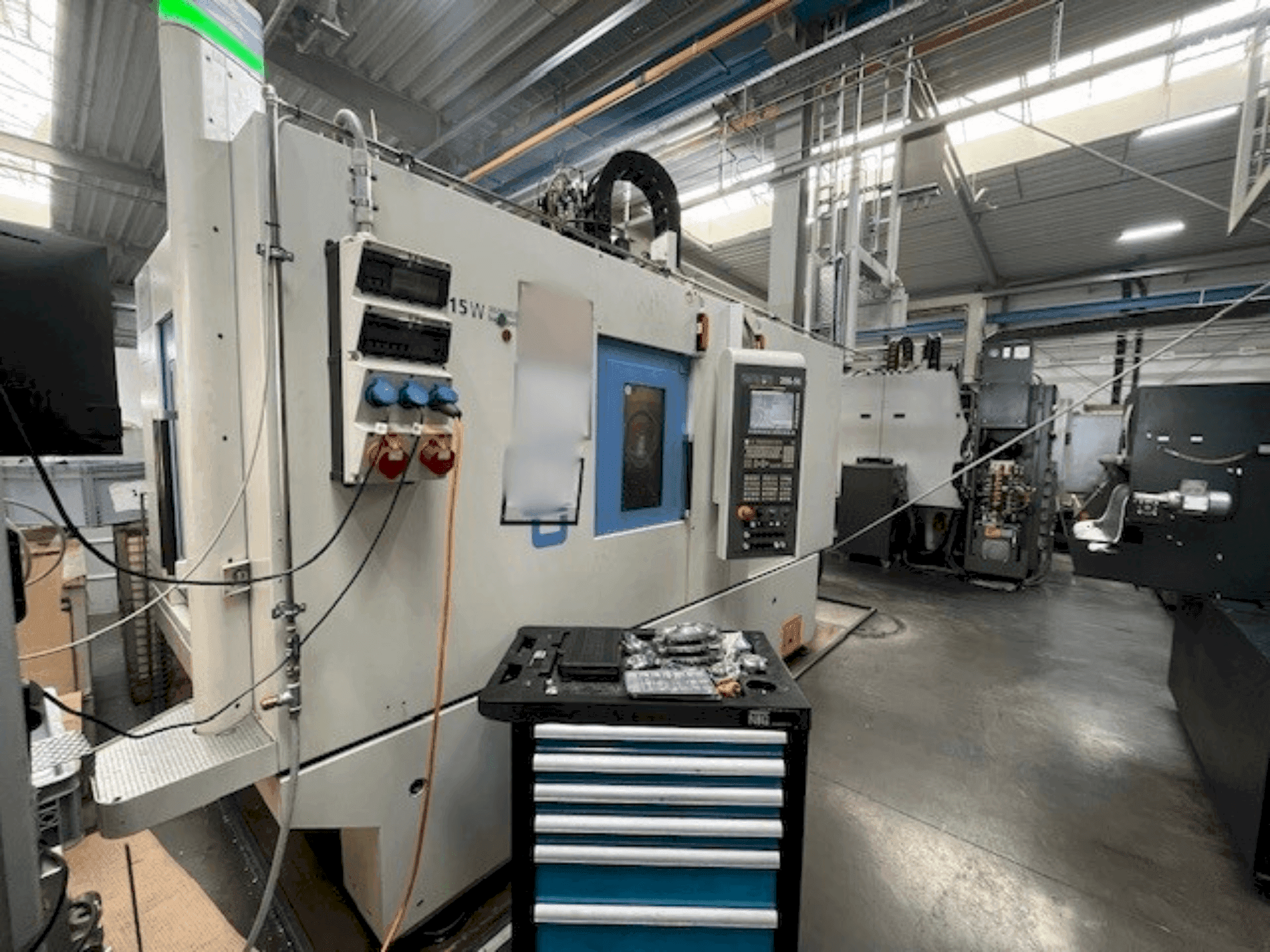 Vista frontal de la máquina CHIRON FZ 15 W Magnum HS