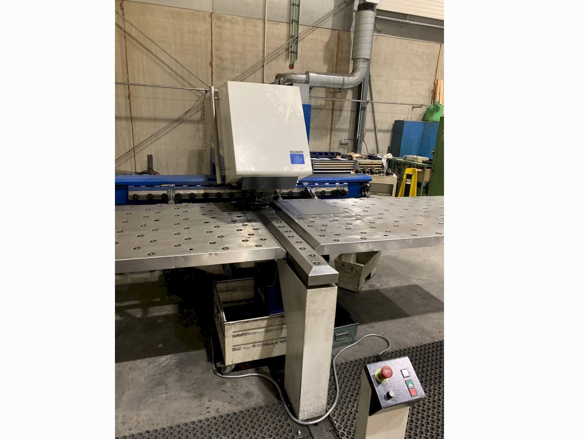 Vista frontal de la máquina Trumpf Trumatic 200