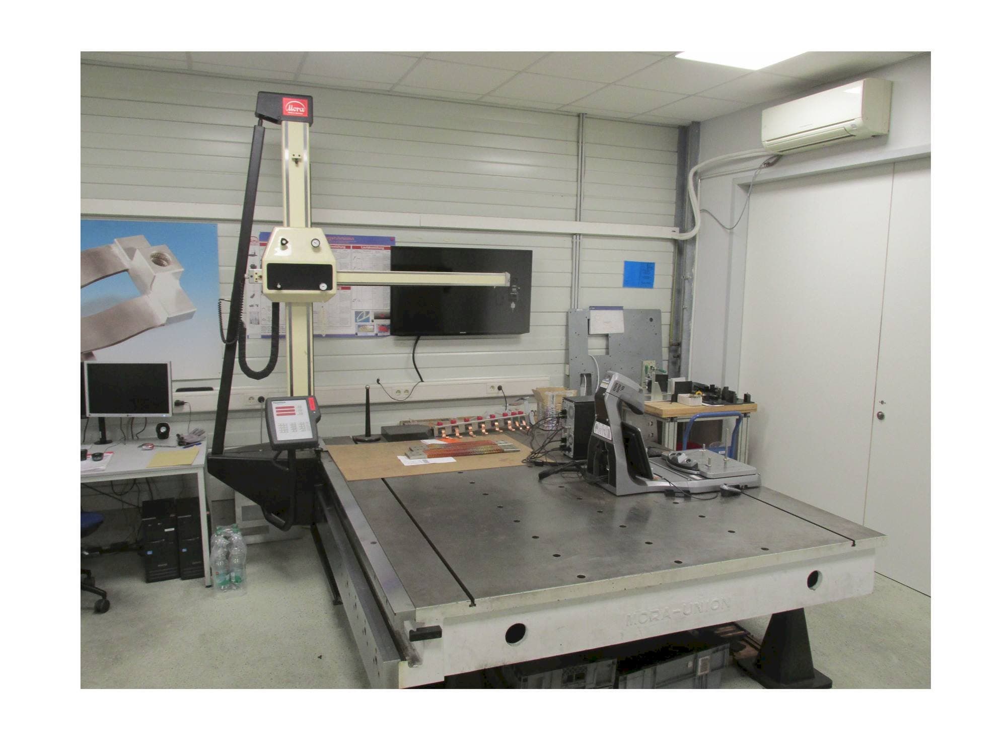 Vista frontal de la máquina Mora Console Version Assistant