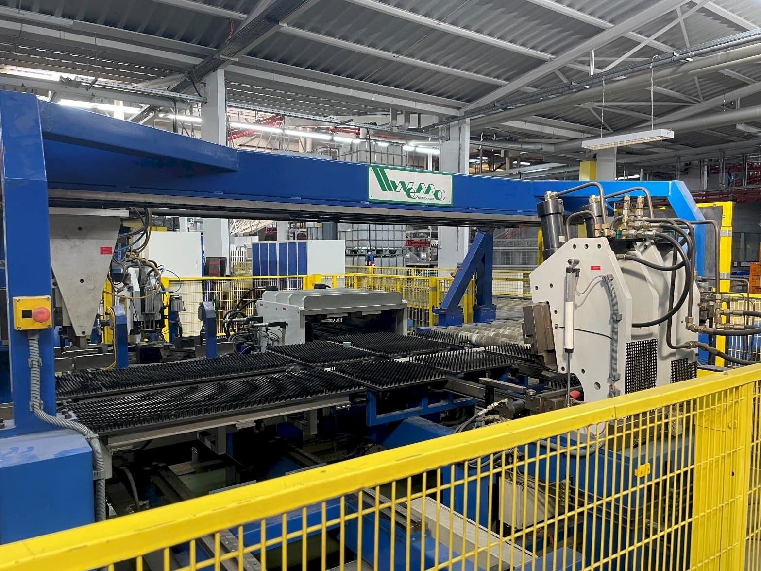 Vista frontal de la máquina WEMO Punching-Bending-System