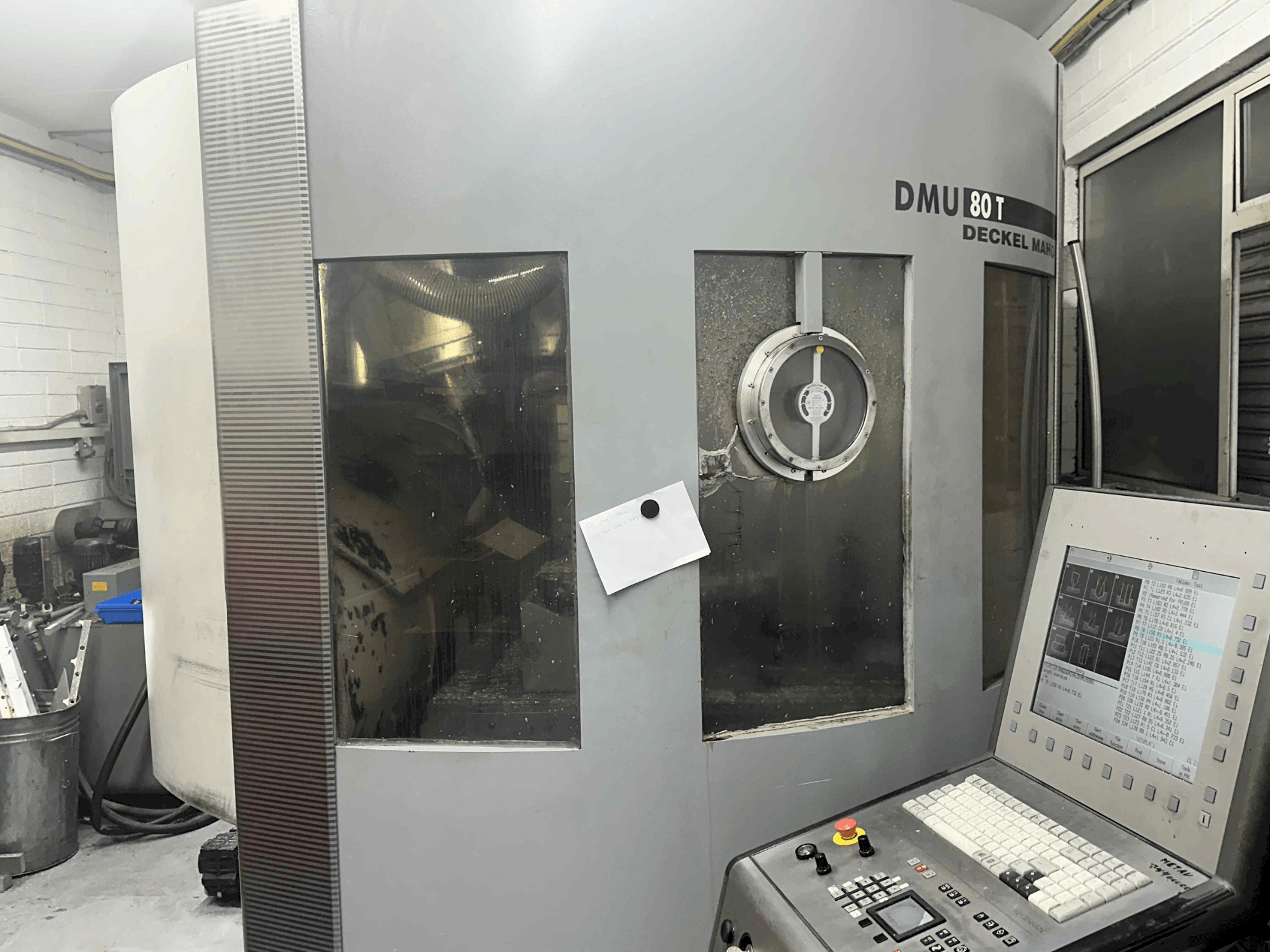 Vista frontal de la máquina DECKEL MAHO DMU 80T (2002)