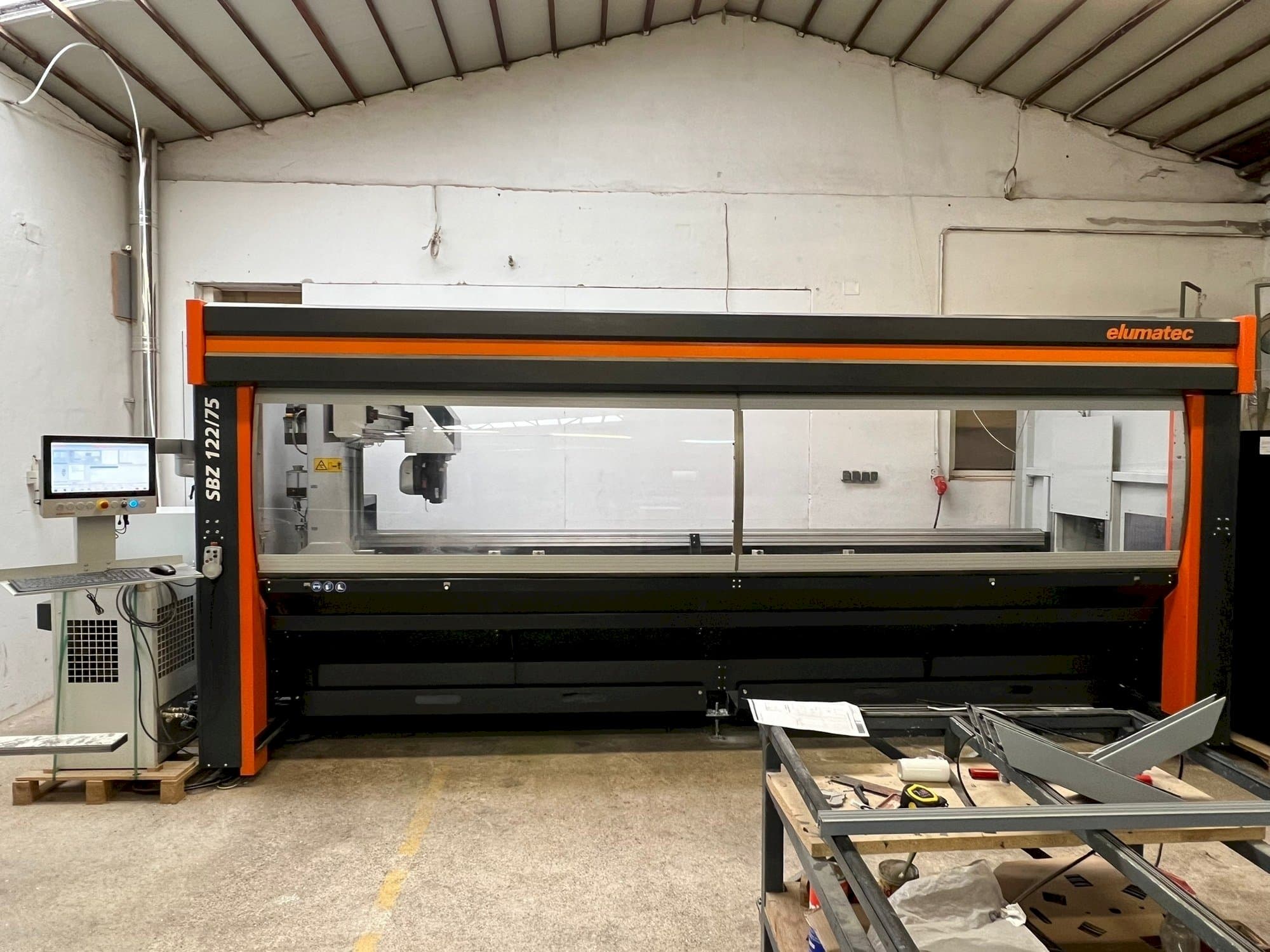 Vista frontal de la máquina Elumatec SBZ 122/75