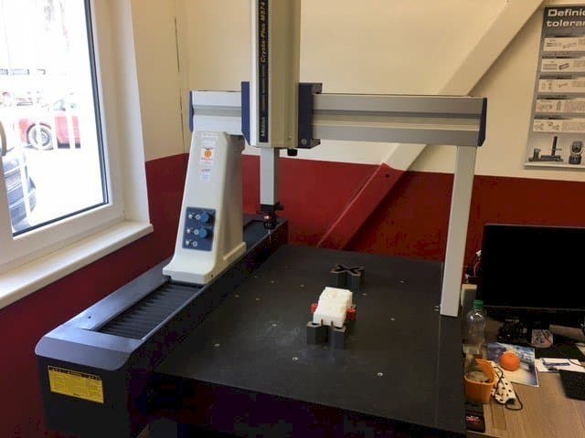 Vista frontal de la máquina Mitutoyo Crysta-Plus M 574