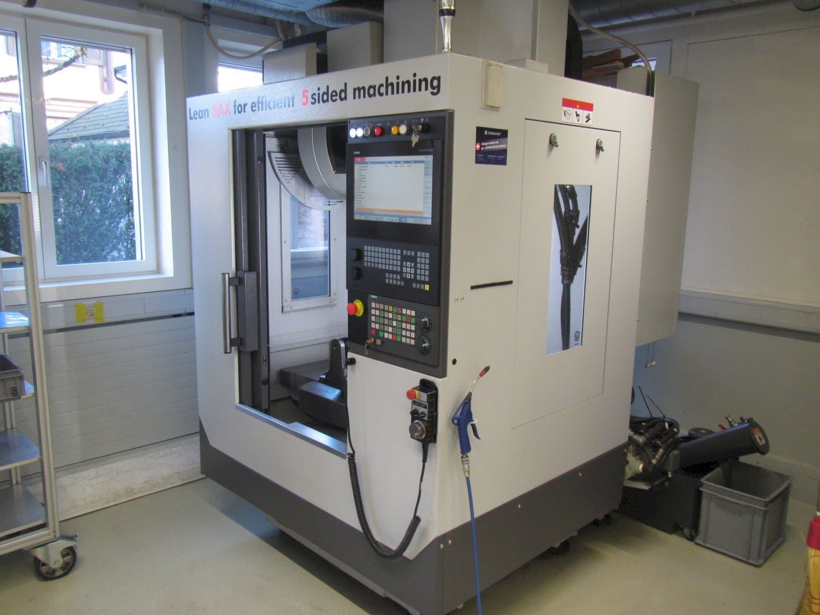 Vista frontal de la máquina HARDINGE V480